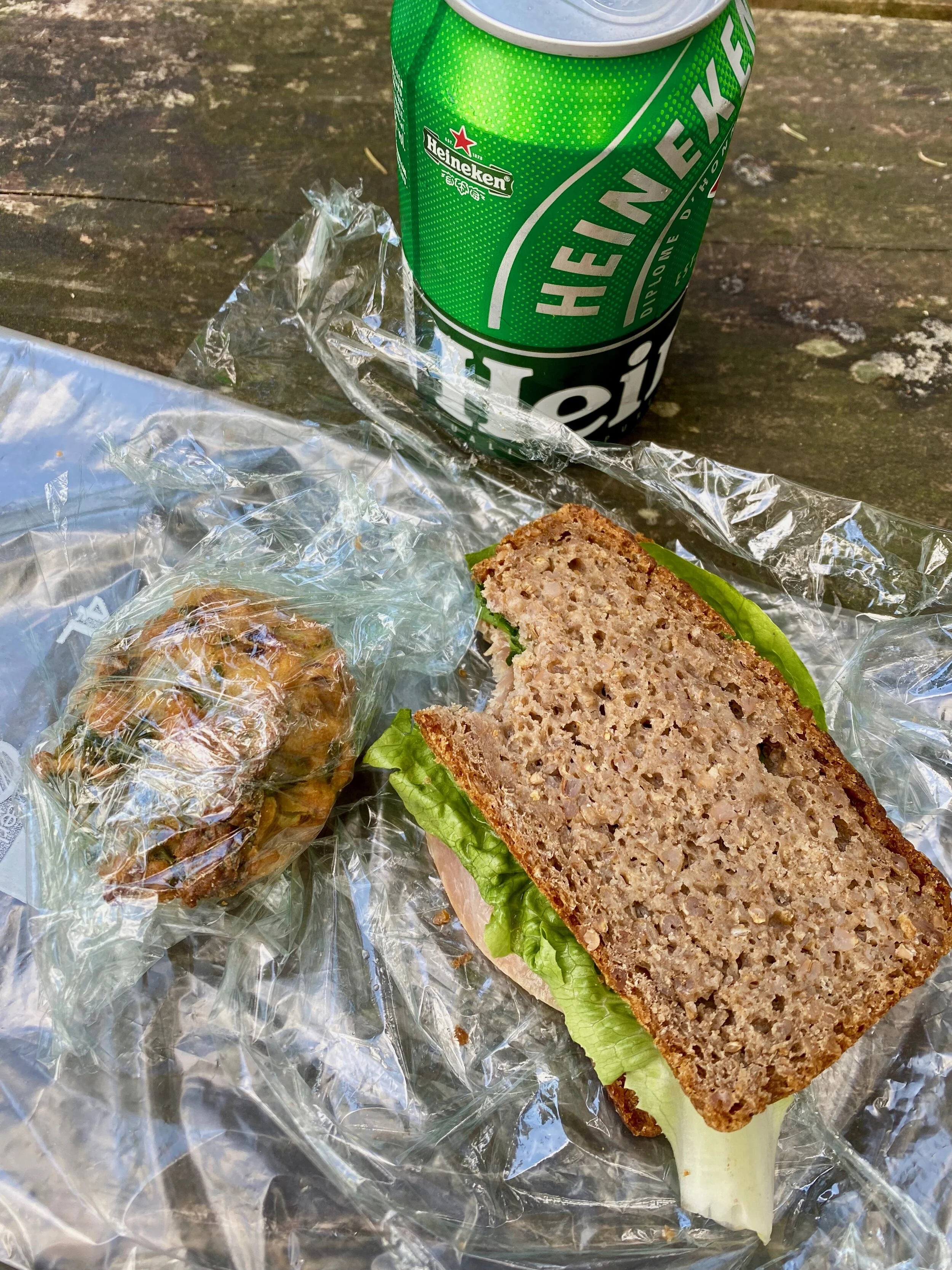 Rugbrødsmaden smagte ekstra godt i de smukke omgivelser