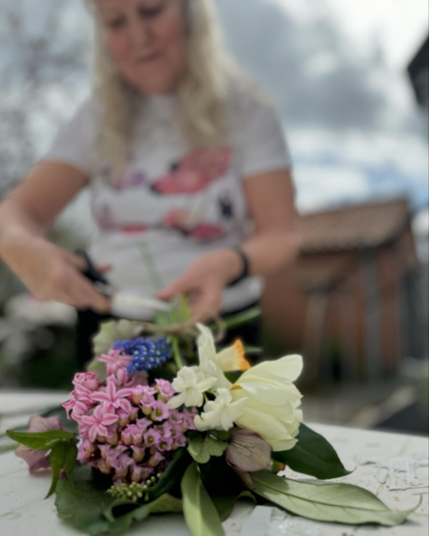 Tillykke far - du kunne v&aelig;re blevet 100 &aring;r i dag ❤️

Jeg k&oslash;rer lige forbi kirkeg&aring;rden med blomster fra haven - bundet med k&aelig;rlige tanker til dig ❤️

I aften hygger vi alle sammen med &aelig;ggekage og kolde &oslash;l, m