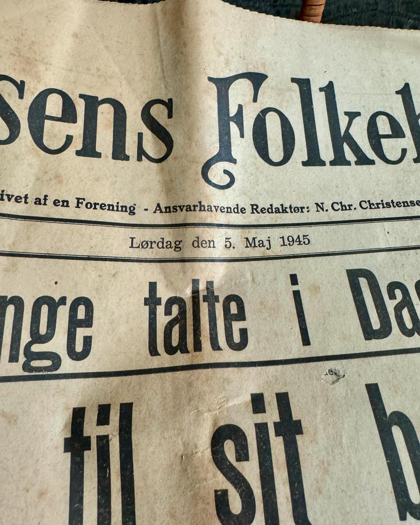 Se lige hvad jeg fandt under oprydningen i k&aelig;lderen. 

Avisen fra 5. Maj 1945, som min svigerfar har gemt sammen med andre gamle aviser 🥰 

T&aelig;nker over hvem, der kan v&aelig;re interesseret i s&aring;dan noget?

#gamleaviser #befrielsesd