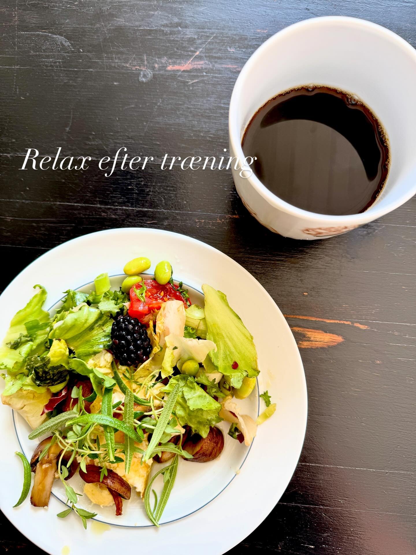 Et l&aelig;kkert formiddagsm&aring;ltid efter styrketr&aelig;ningen. 

Et par &aelig;g, lidt champignon og en rest af g&aring;rsdagens salat 😋

#lillem&aring;ltid #r&oslash;r&aelig;g #eftertr&aelig;ning #eftertr&aelig;ningsm&aring;ltid #proteiner #s