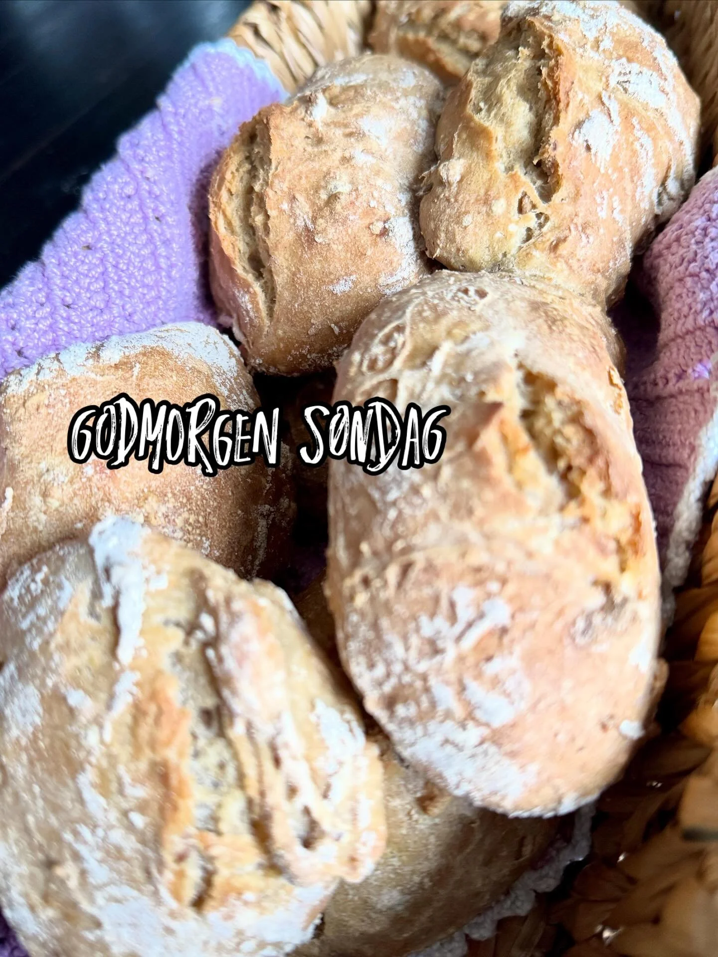 Godmorgen til en regnfuld s&oslash;ndag. 

En god ven hj&aelig;lper os i dag, s&aring; der er lavet friskbagte boller. 

#friskbagteboller #s&oslash;ndag #regnvejrsdag #juli #horsens #seniortiden