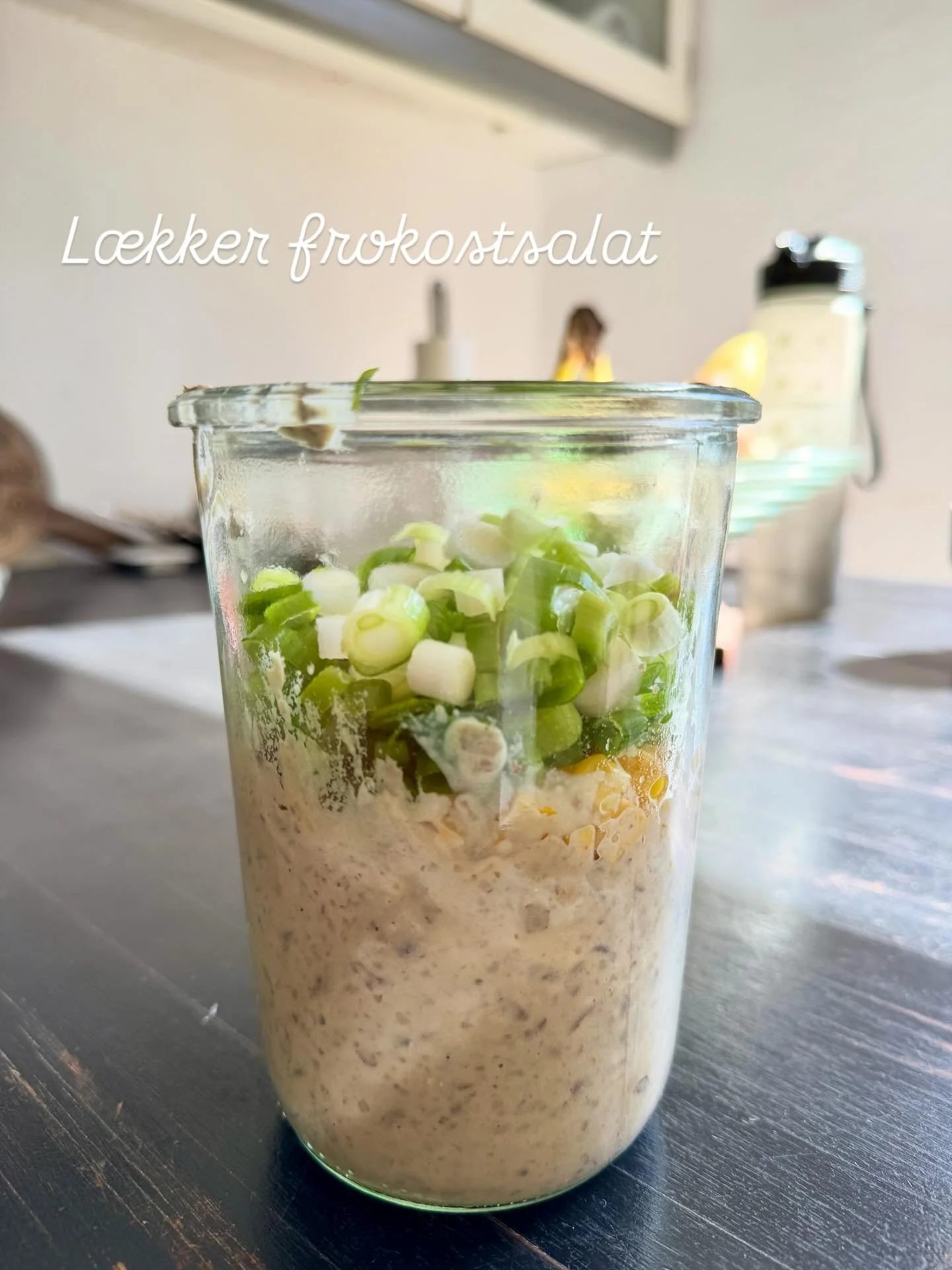 M&aring;tte alts&aring; lige pr&oslash;ve denne her sk&oslash;nne frokostsalat fra @mitsunderealternativ 

I opskriften bruges kik&aelig;rter, men jeg brugte en pose gr&aring;&aelig;rter, som jeg havde liggende i fryseren. 

En virkelig l&aelig;kker 