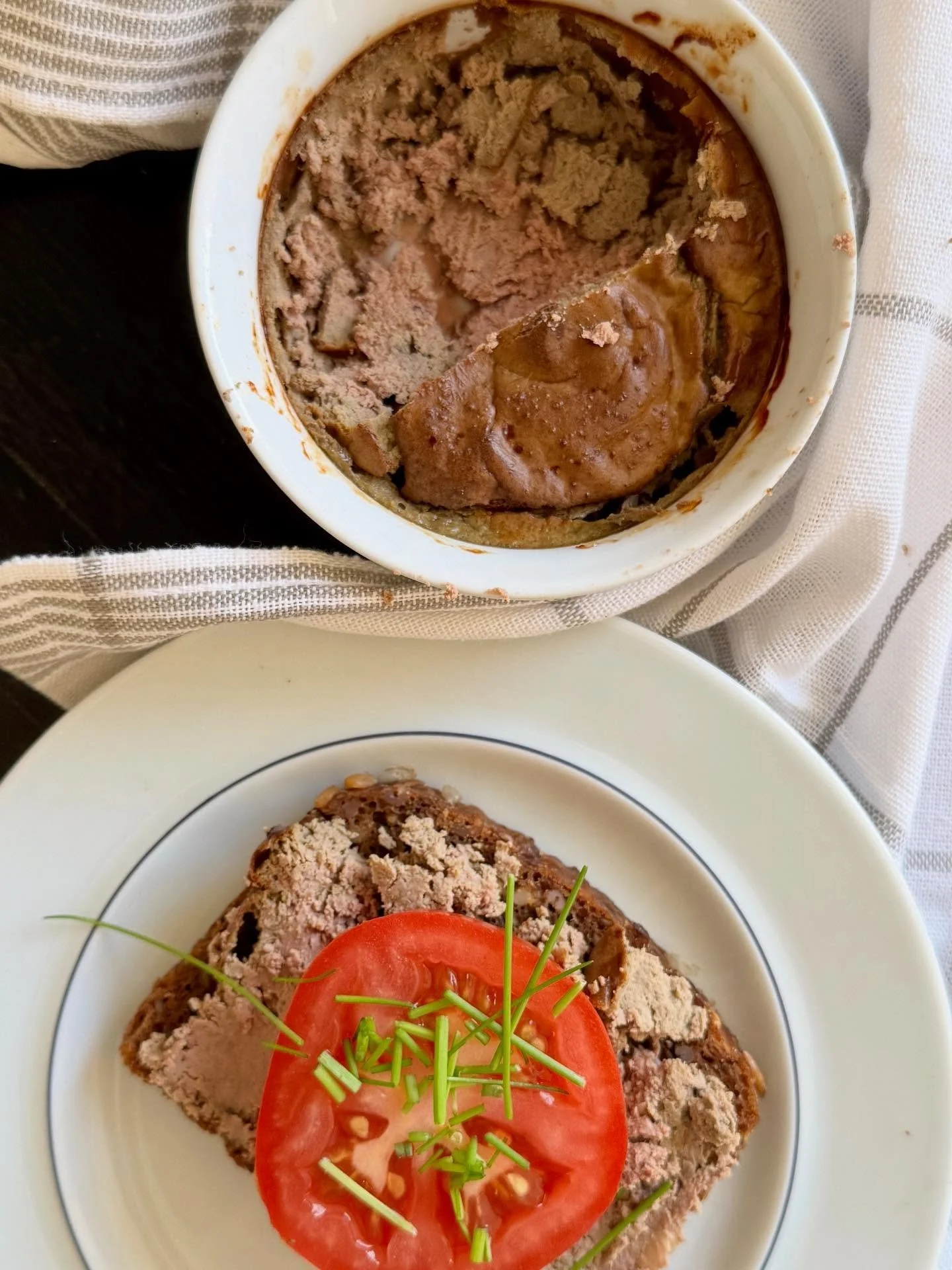 L&aelig;kker og sund frokost. 

Kyllingepostej

Postejen kr&aelig;ver kun f&aring; ingredienser.

Du f&aring;r lige opskriften her - jeg har fundet inspiration hos www.opskrift.net

Ingredienser 

500 g kyllingelever

1 stk l&oslash;g hakket - i mang