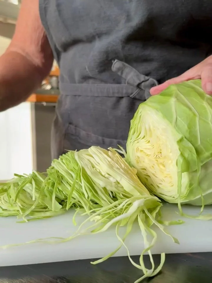 Det lyder sk&oslash;rt, men for mig er der noget meditativt ved at snitte spidsk&aring;l. 
I dagens salat skal den snittes meget tyndt, og det kr&aelig;ver b&aring;de tid og koncentration. 
F&oslash;lg med og se, hvad der ellers kommer i dagens salat
