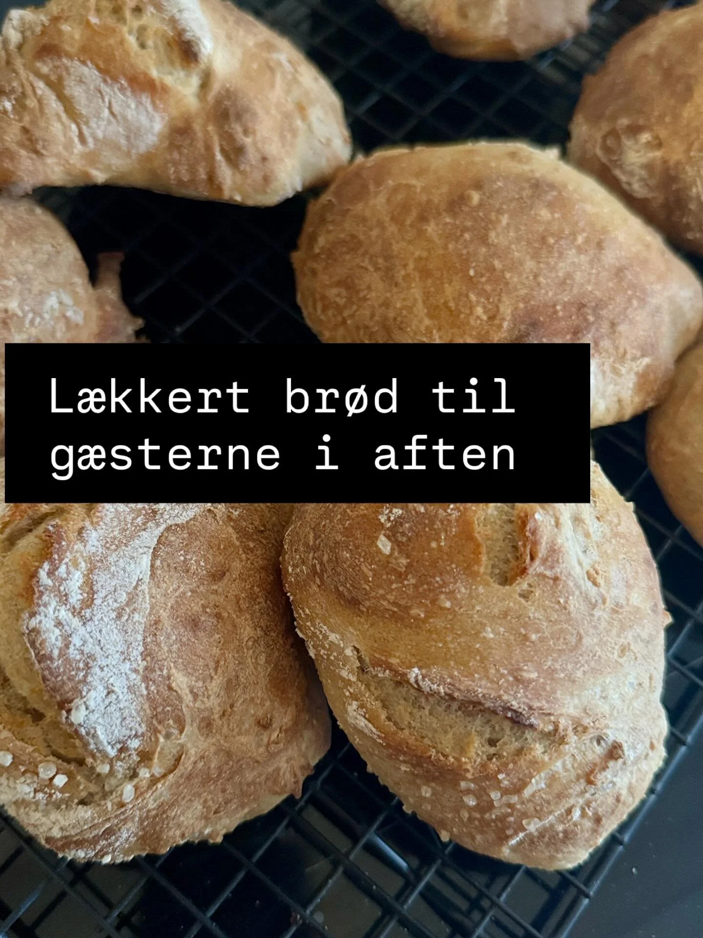 L&aelig;kkert br&oslash;d til dagens g&aelig;ster 

Ingredienser
6 dl koldt vand (evt lidt ekstra efter behov)
9 g t&oslash;rg&aelig;r (eller 25 gram friskt g&aelig;r)
2 spsk flydende honning (eller sukker)
Evt 30 g t&oslash;rret surdej (smagsgiver o