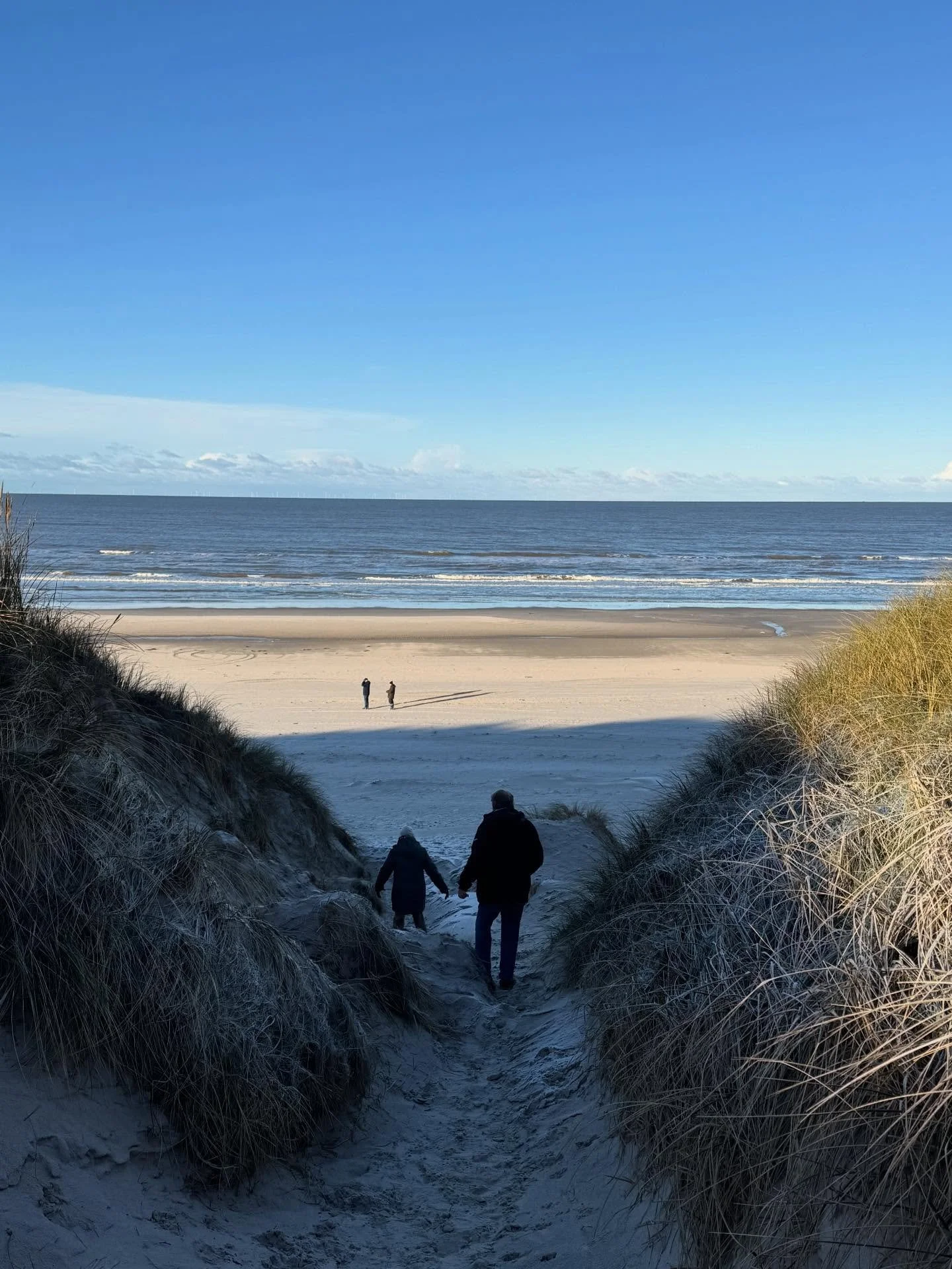 Sk&oslash;nne familiedage med bl&aring; himmel og frisk luft i lungerne

#vejersstrand🇩🇰 #familiedage #happyfeeling #vedstranden #seniortiden