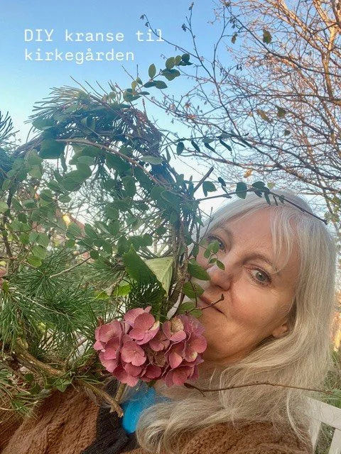 Jeg er blevet spurgt, om jeg s&aelig;lger mine kranse. 

Det g&oslash;r jeg desv&aelig;rre ikke, men jeg vil gerne fort&aelig;lle, hvordan jeg laver dem. 

DIY

K&aelig;rlighedskranse ❤️

Jeg er i gang med at lave kranse til vores k&aelig;re p&aring;