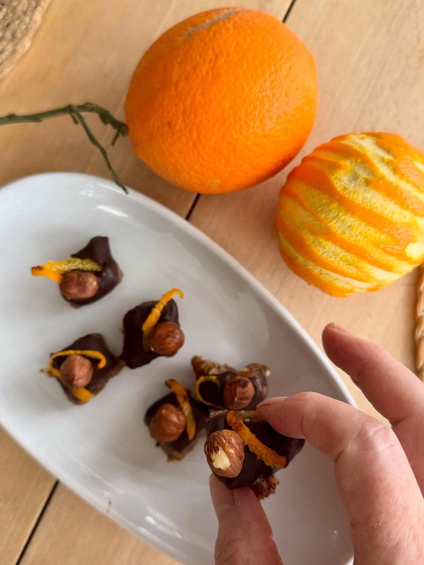 Sk&oslash;n daddelkinfekt med orangesmag. 

Opskriften har jeg fundet hos @mitsunderealternativ 

#daddelkonfekt #sundtslik #hygge