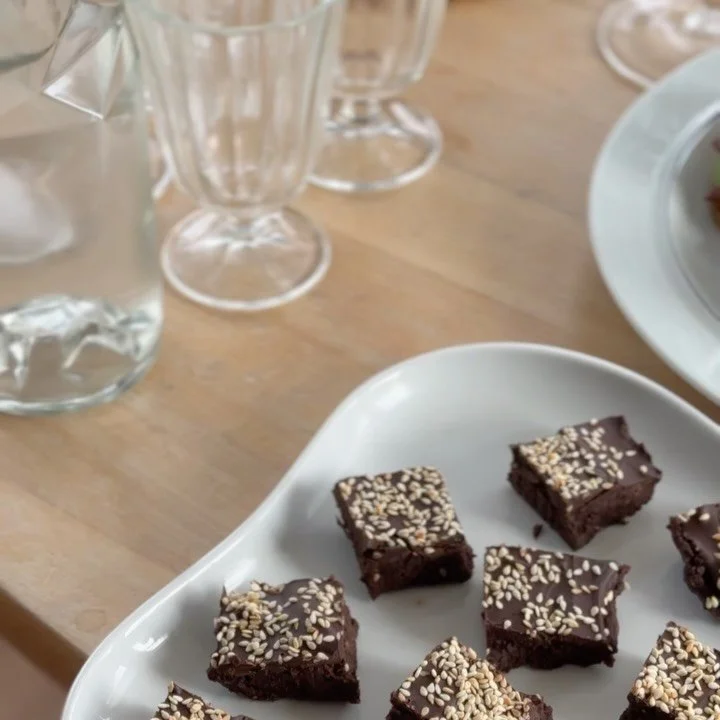 S&oslash;ndagshygge med verdens bedste naboer ❤️

R&oslash;get gr&aring;andbryst p&aring; tomat, krebsehaler p&aring; tomat, daddelkage

#s&oslash;ndagshygge #tapas #snacks #sundkage