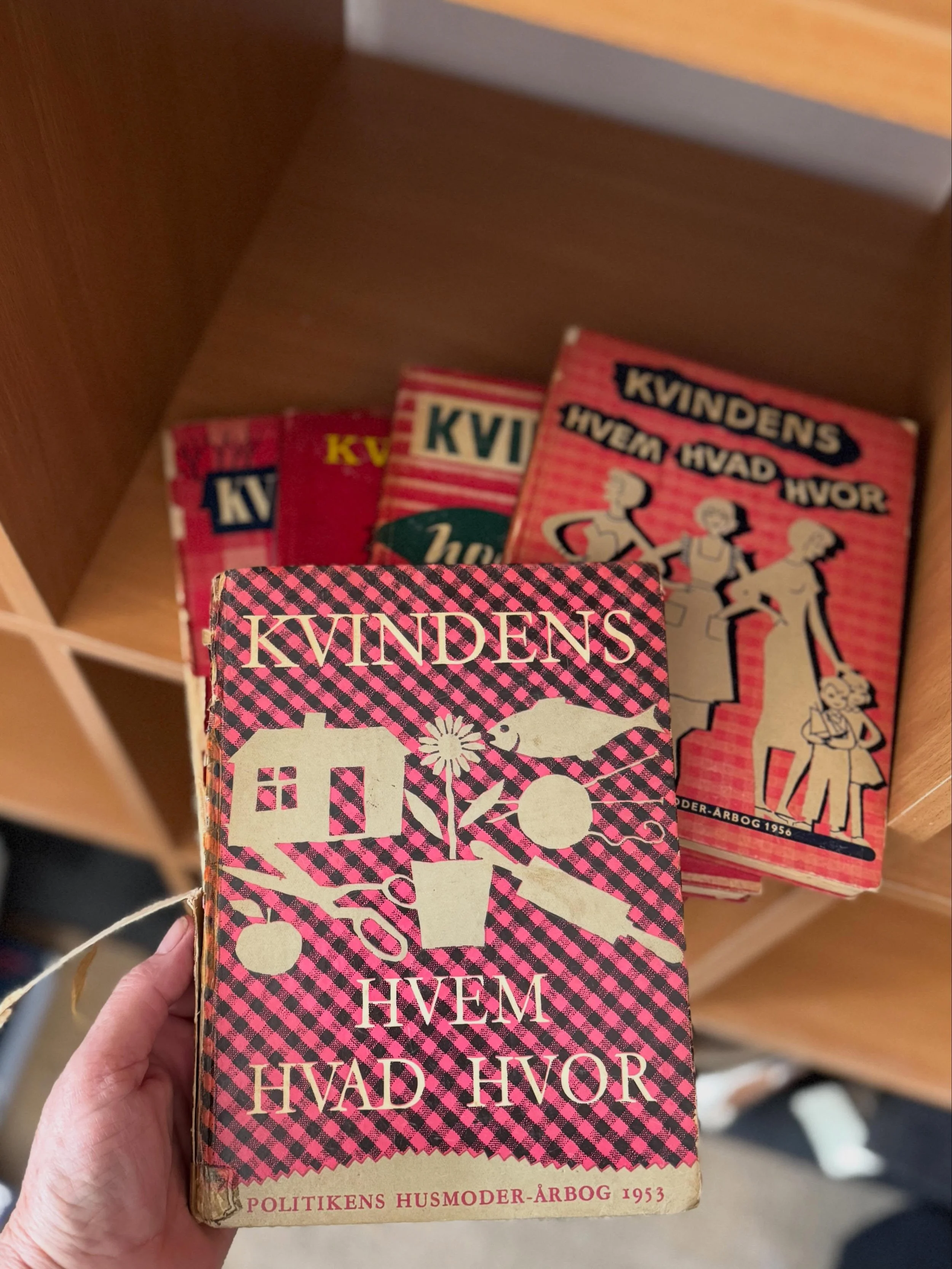 Oprydningen f&aring;r mange ting frem i lyset 😳

Jeg tror nu, at jeg gemmer et enkelt eksemplar af Kvindens hvem, hvad, hvor - nemlig &aring;r 1953 - det &aring;r, hvor jeg blev f&oslash;dt 

#oprydning #gamleb&oslash;ger #kvindeliv
