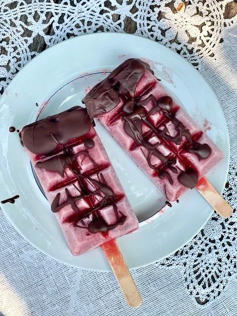 Vejret kalder p&aring; is 😎

Du f&aring;r lige en nem opskrift her

Ingredienser

400 g &oslash;ko kirseb&aelig;r - udstenede
100 g &oslash;ko hindb&aelig;r
1-2 stk. manukahonning

 S&aring;dan g&oslash;r du: 
Blend de udstenede kirseb&aelig;r med h