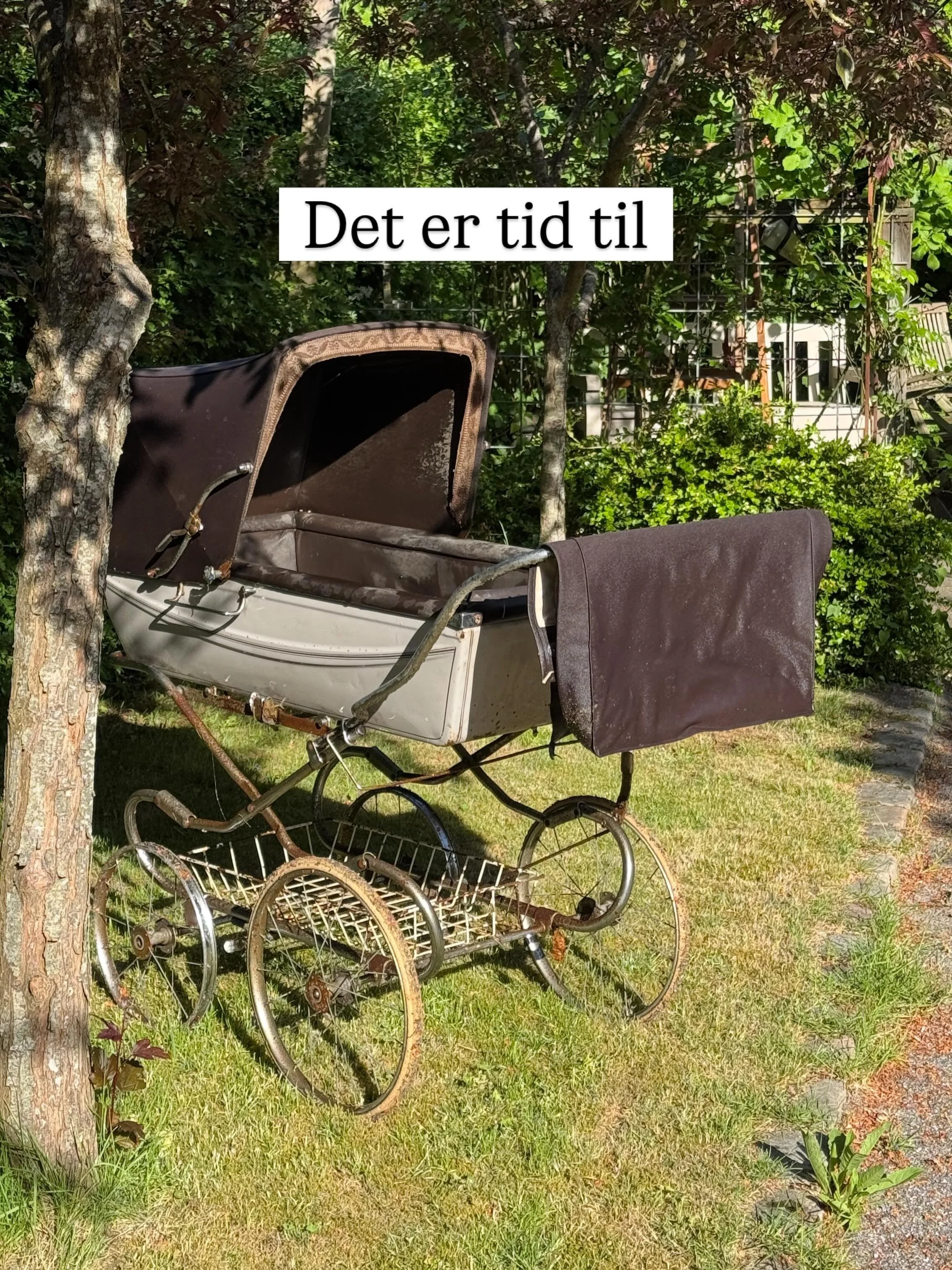 Vi skiller os af med et stykke af vores historie for at &aring;bne et nyt kapitel i vores liv. 
Den gamle Silvercross barnevogn fra 1974 hvor alle tre b&oslash;rn har ligget i har st&aring;et f&oslash;rst p&aring; loftet og senere i skuret i mange &a