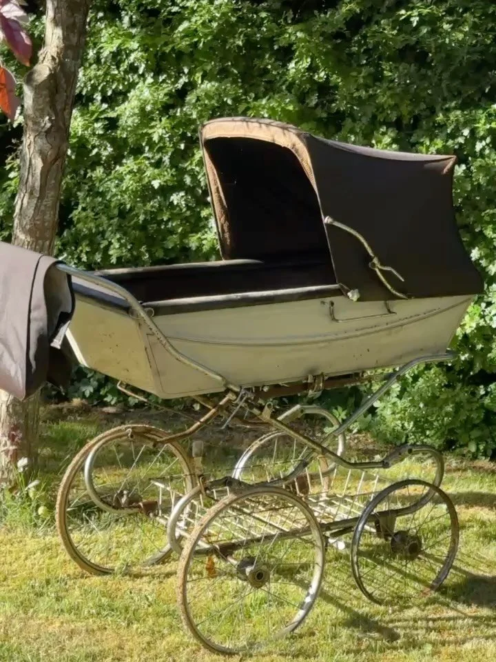 En helt fantastisk oplevelse at m&oslash;de Susanne 🤗

Hun fik et stykke af min historie og giver nu nyt liv til den gamle Silvercross barnevogn, som har k&oslash;rt med vores tre b&oslash;rn. 

Vognen f&aring;r nu et helt nyt liv p&aring; landeveje