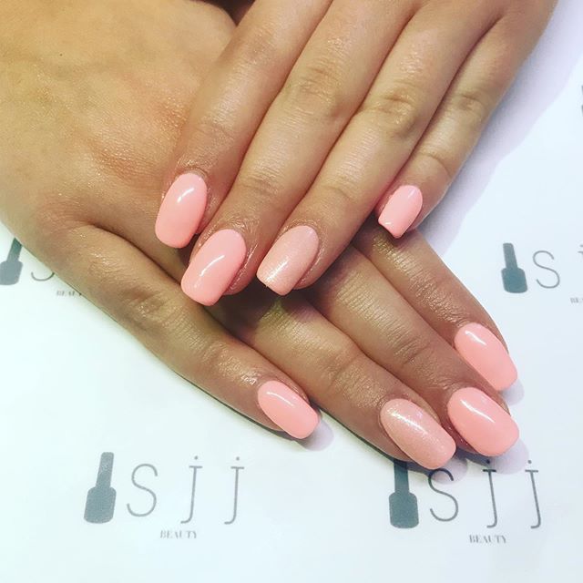 Love a new colour 💅🏻 holiday ready 💗#gelmanicure #newcolour #holidayready #nailsofinstagram #manicure #pedicures #pamperyourself #ibdgel