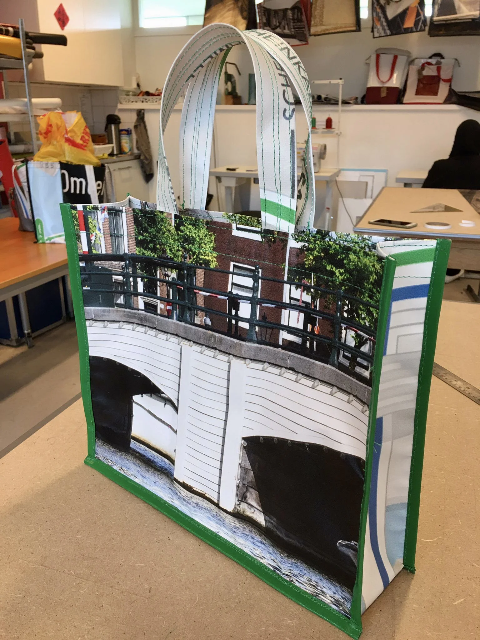 Docenten naaien, breien, borduren, repareren