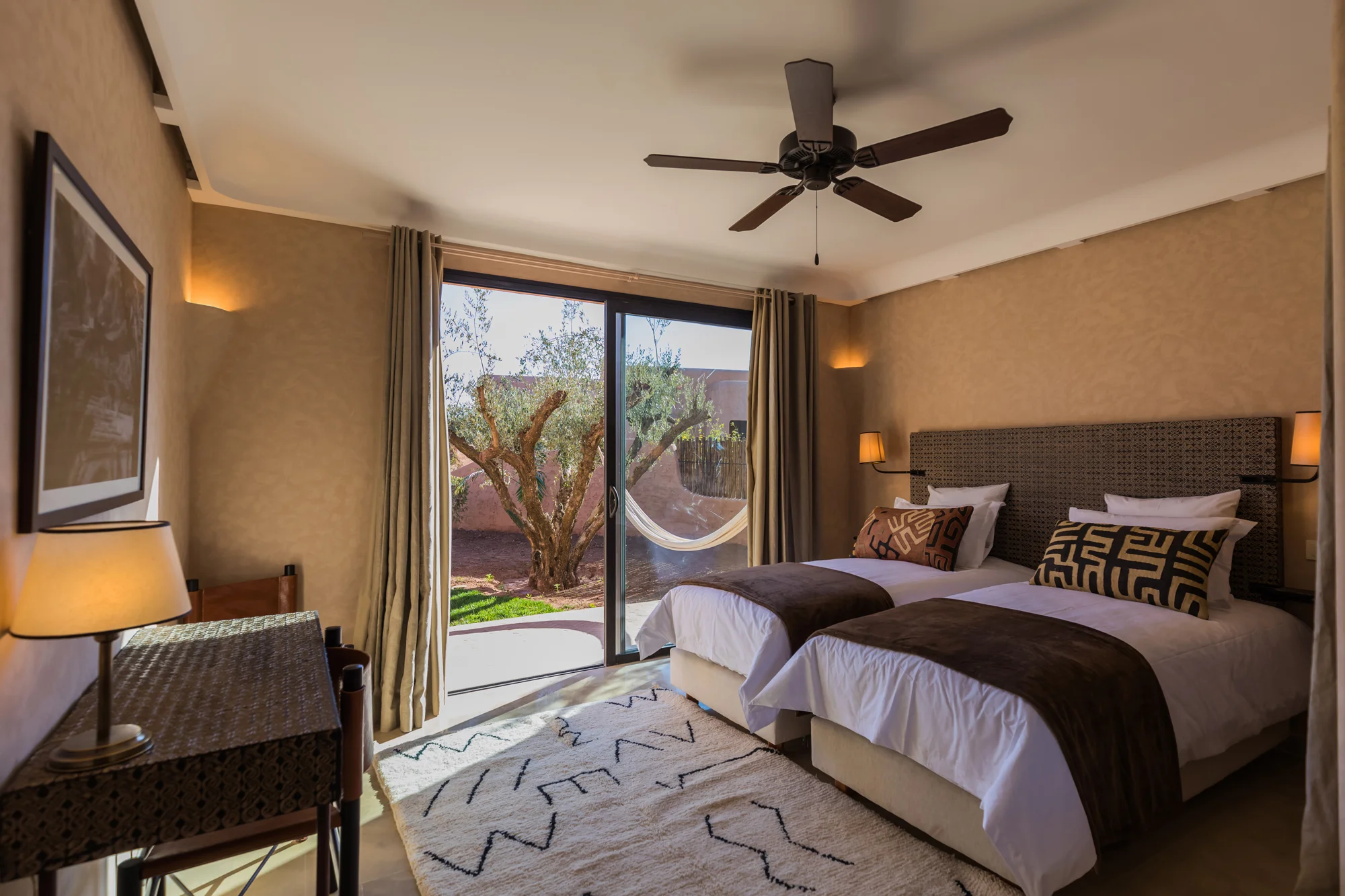 GHURFA - ….CHAMBRE DOUBLE / TWIN..DOUBLE/TWIN ROOM…. ….Chambre de 25m2 avec salle de bains et toilettes séparées.. A 25 SQ.MT. room with en-suite bathroom and separate WC….