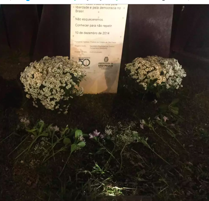 Flores no monumento desaparecidos.png