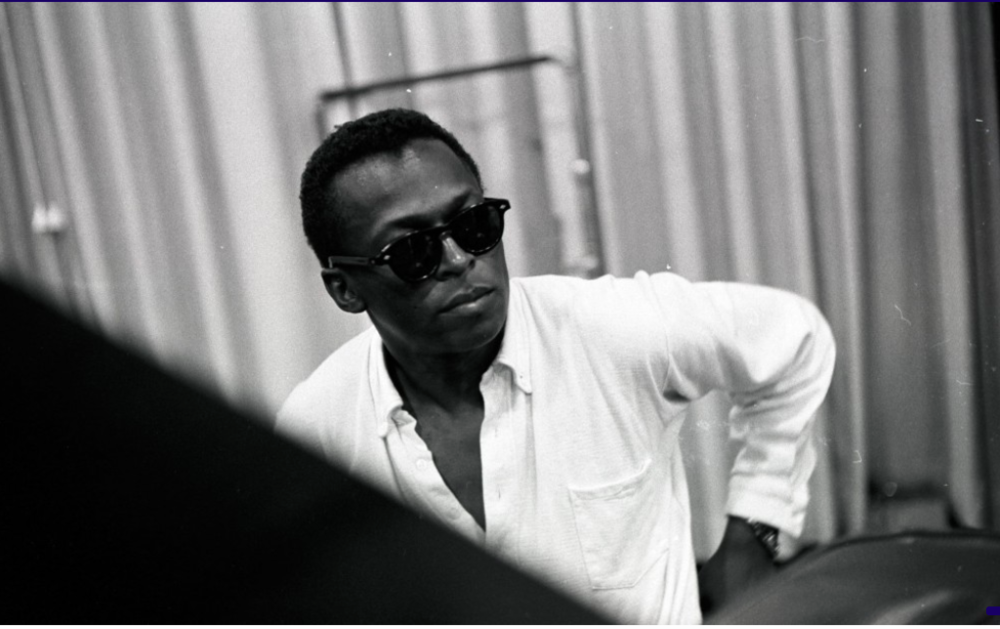 Miles Davis : camisa branca.png