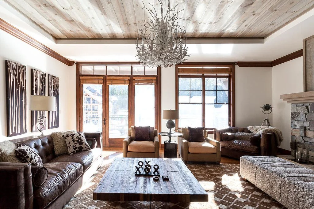 Rustic-livign-room-with-chandelier-and-wood-ceiling.jpg