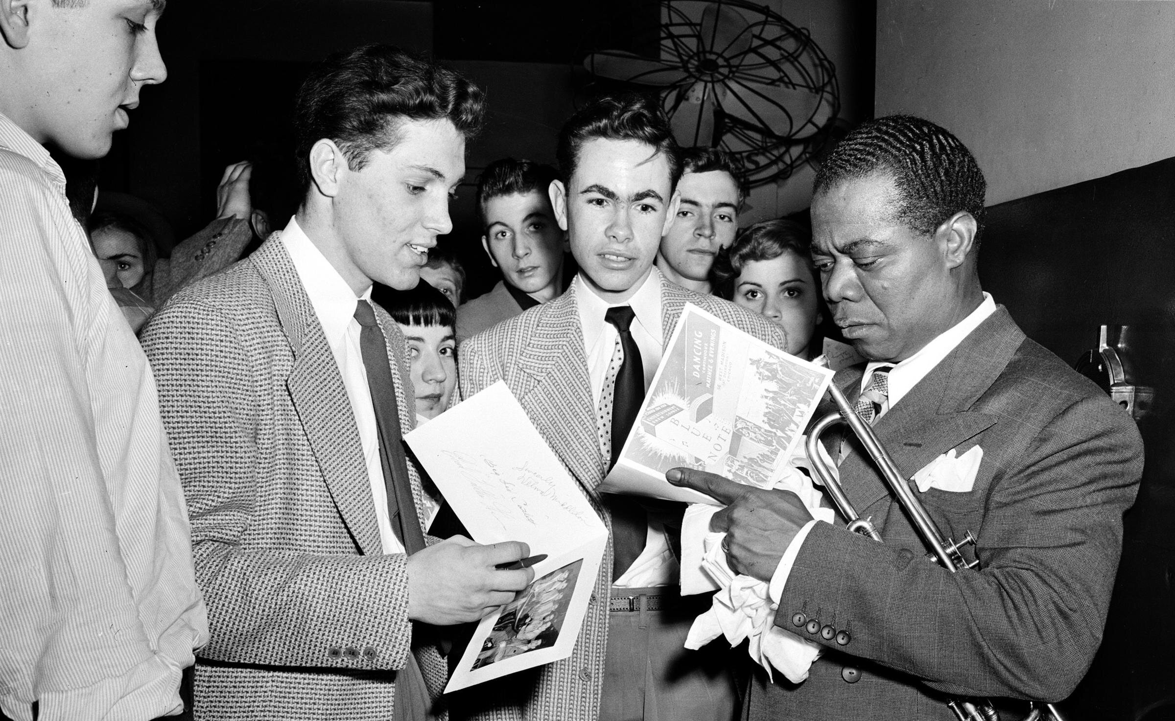 Louis Armstrong firma autógrafos en el Blue Note de Chicago en 1948EDWARD S. KICH /AP