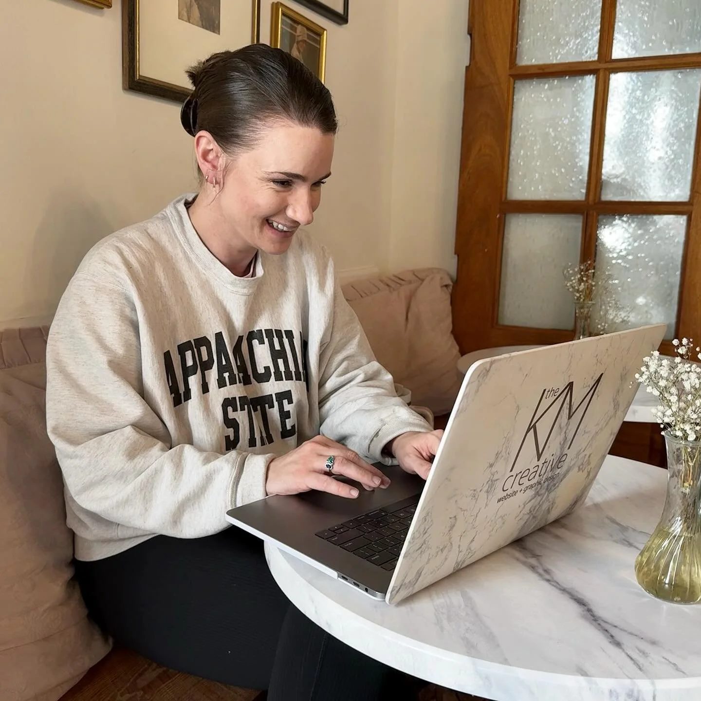 In my natural habitat, aka my &lsquo;office&rsquo; @mattieruths 🫶🏼😅
On the list today:

&bull; Picked up a client thank you gift from @studioprintshop 

&bull;Finishing the final push for a branding refresh for one of my first clients ever 🥹 we&r