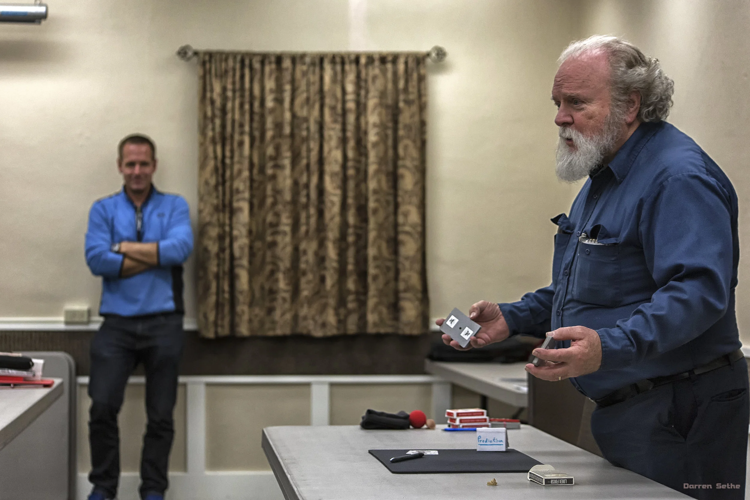 Mel Anderson wows the crowd with some card work (photo by Darren Sethe 2019).