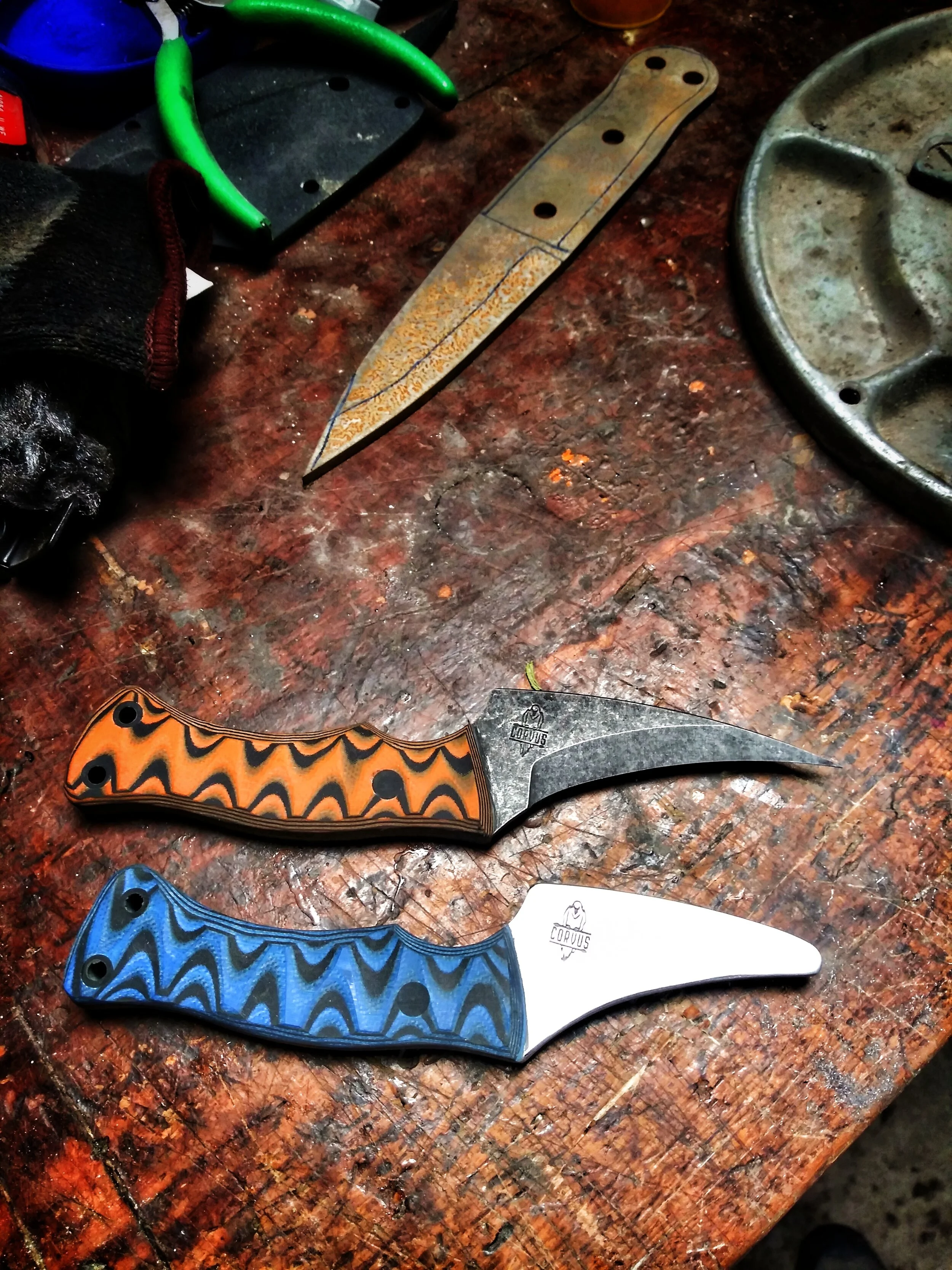 A knife and a guide resting on a wooden surface.