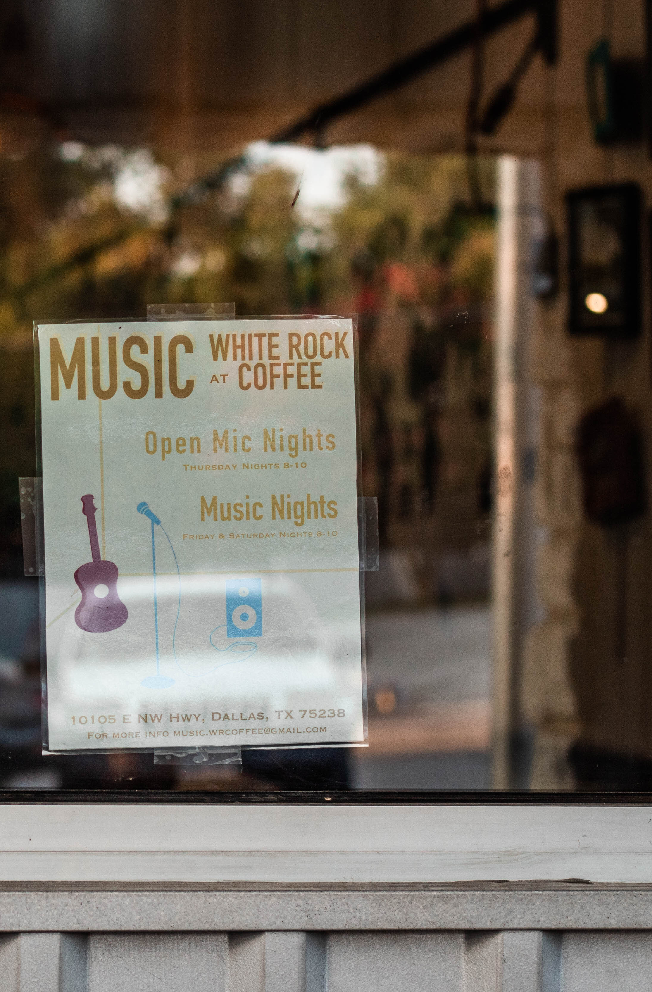 An “Open Mic Night” sign in the window of the coffee shop where Kloepper did her first show in front of family and friends