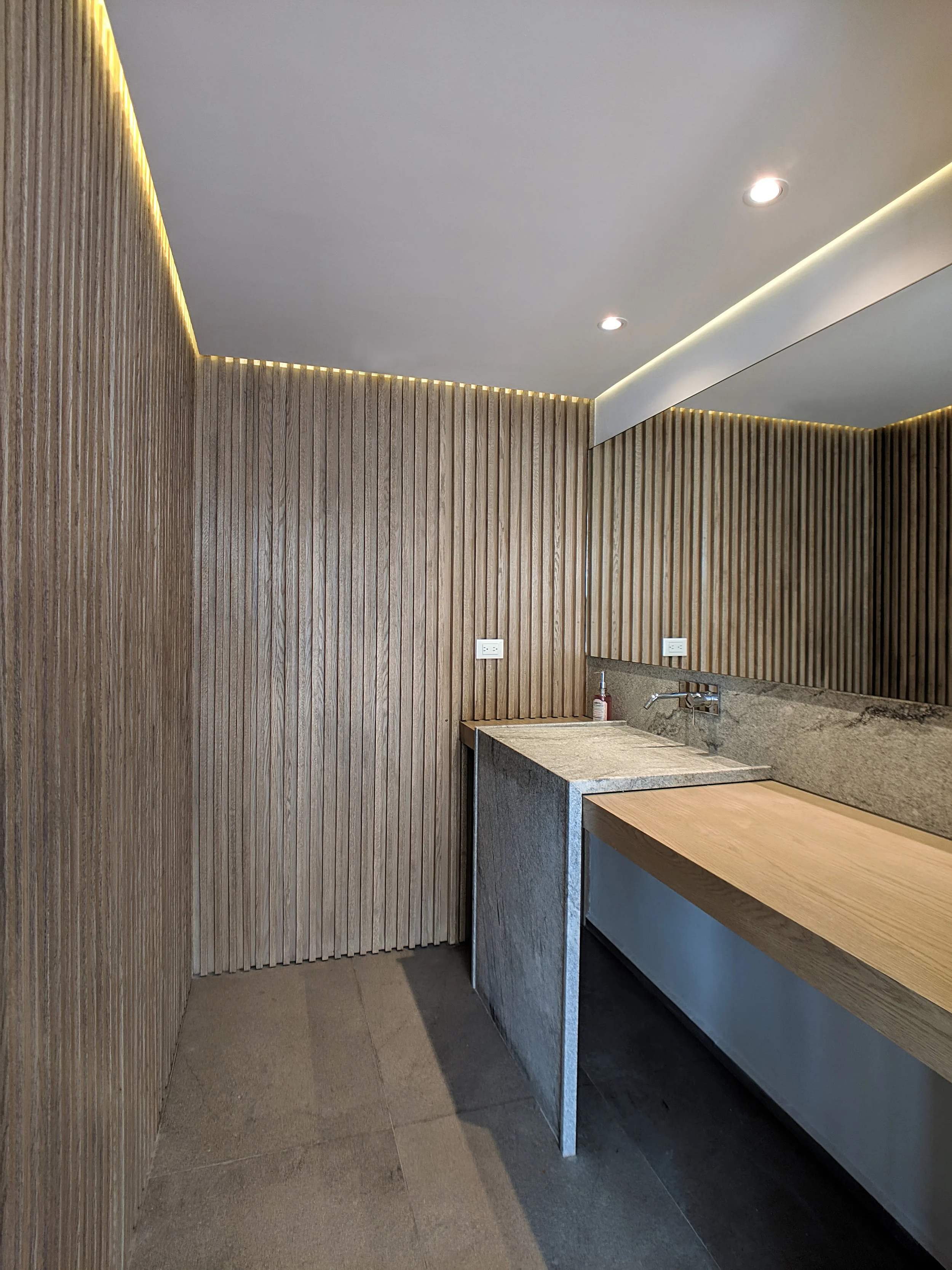 Restroom_02.jpg