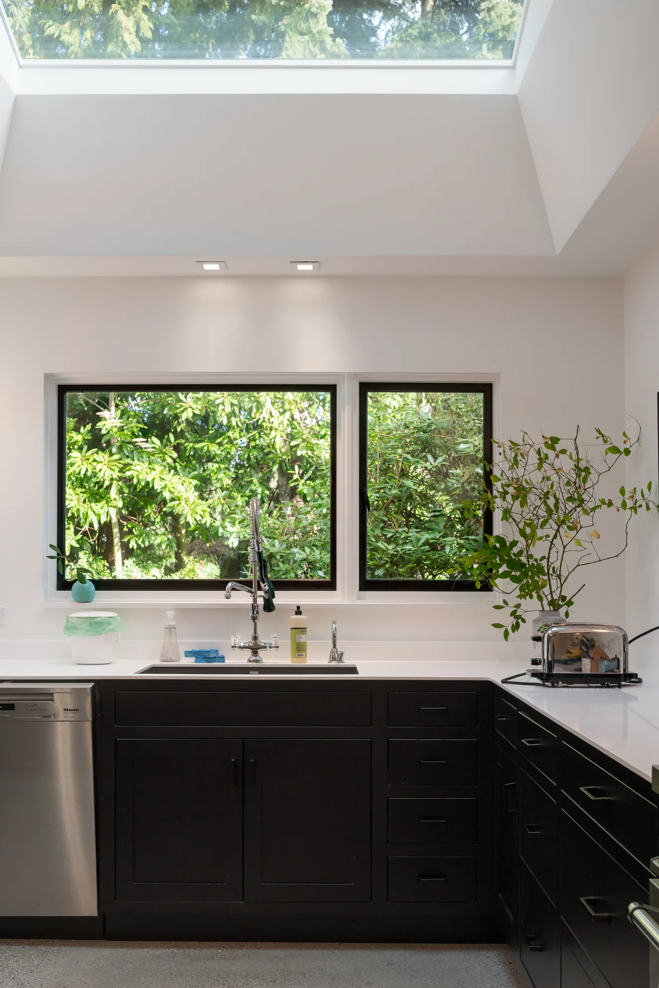 DuHamelArchitecture_HorizontalHouse_KitchenSky.jpg