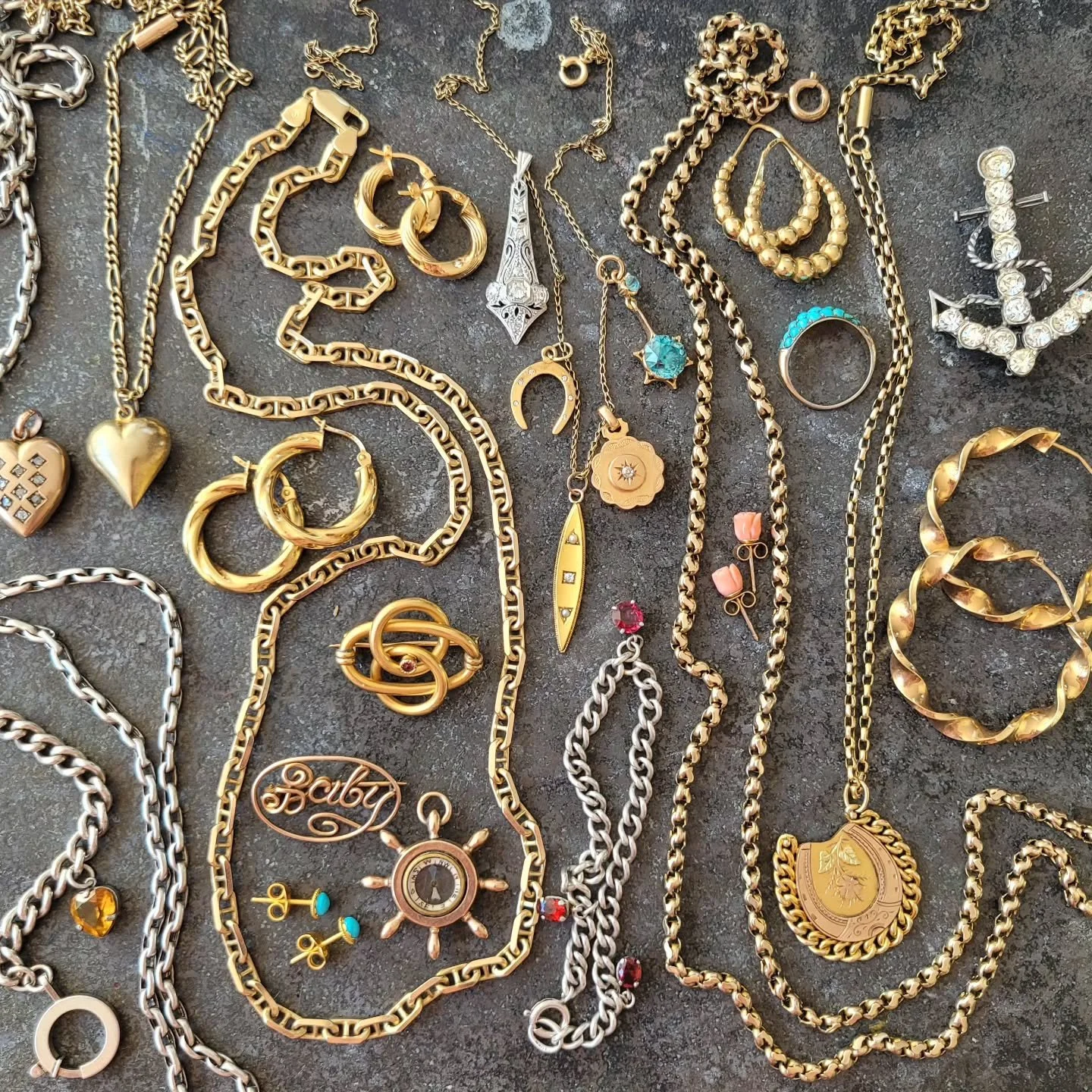 I try to satisfy all tastes and budgets. It's a tough job, but someone has to do it 😁. Here's a nice little slice of what's available at Jewels Antiqua right now. You'll like it. Tell your friends 🫶

#oldgold #antiquejewellery #antiquejewelry #gold