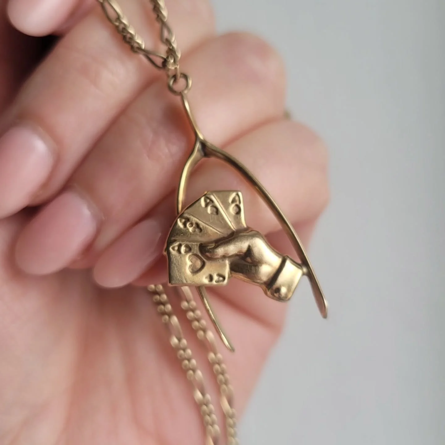 Just the coolest 'lucky hand' pendant. Dating to around 1900, the detail is 🤌 (it's the cuff forme), just as good on the reverse. We like that, don't we? A hand of aces and a big old wishbone? You can't fail to have good fortune with this one.

#goo