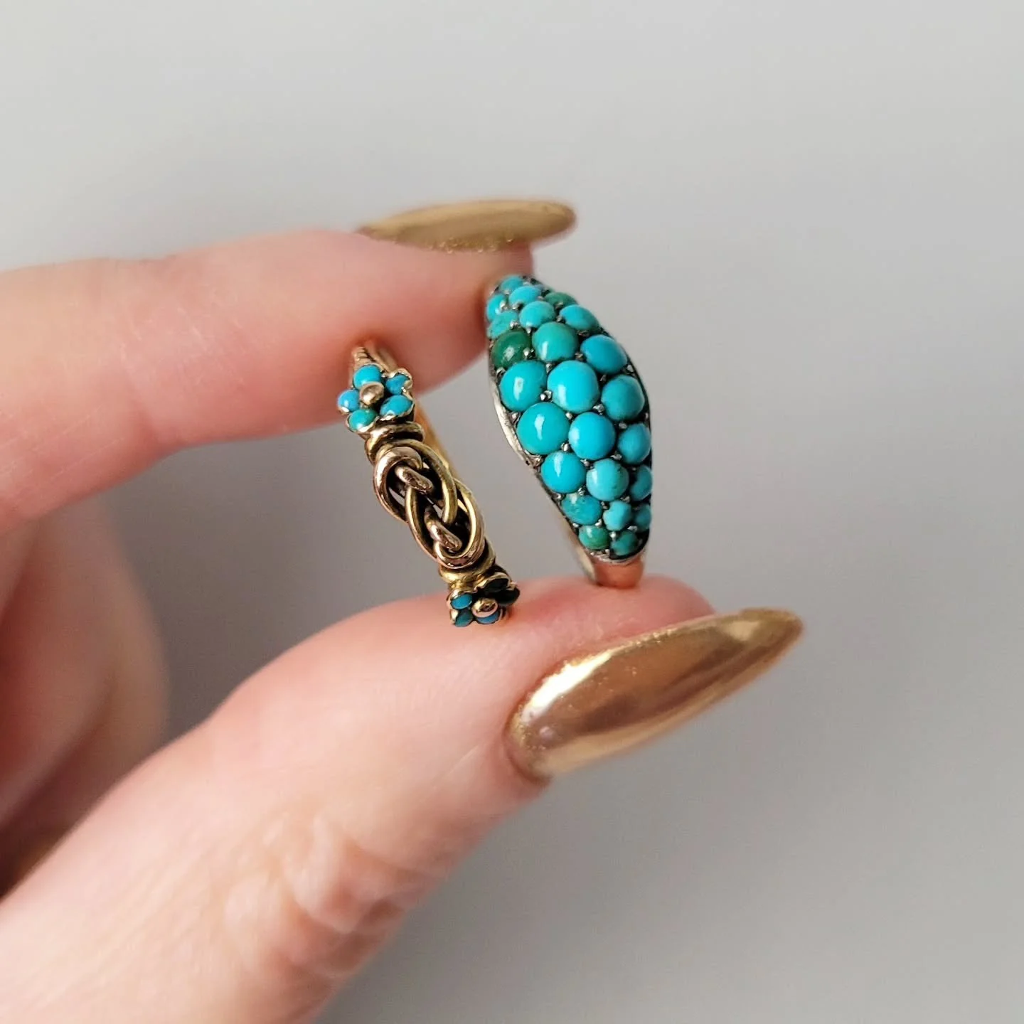 I adooooore these two. Beautiful antique turquoise rings, but each have their own character and charm. Pav&eacute; turq is always going to be a yes from me, but so are tiny forget me nots and lovers' knots 💙💙💙

#turquoise #blue #antiquering #lover