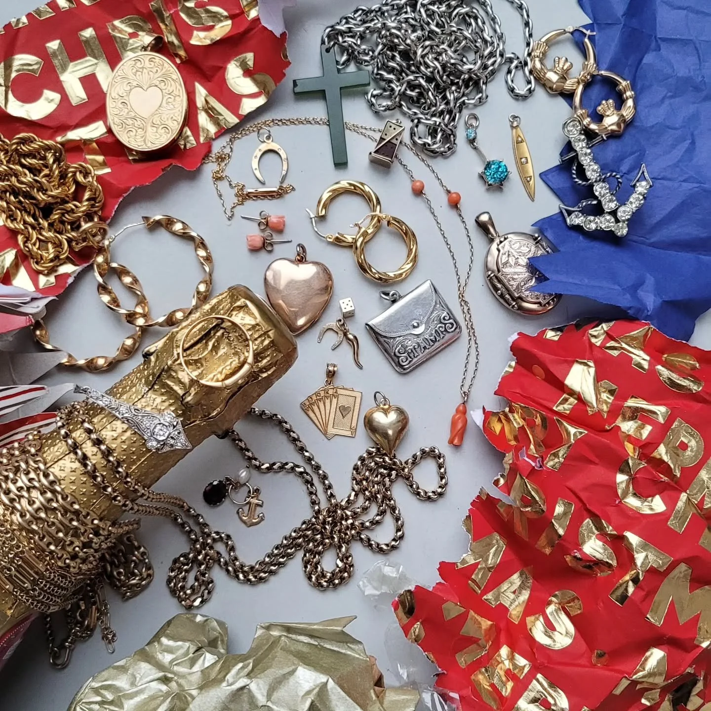 Christmas may be over, but the fun doesn't have to stop.

SITEWIDE SALE NOW ON! 

A minimum of 10%, many jewels are discounted by a lot more. No codes, everything is listed, no messing, no fuss. Get on it!

#jewelsantiqua