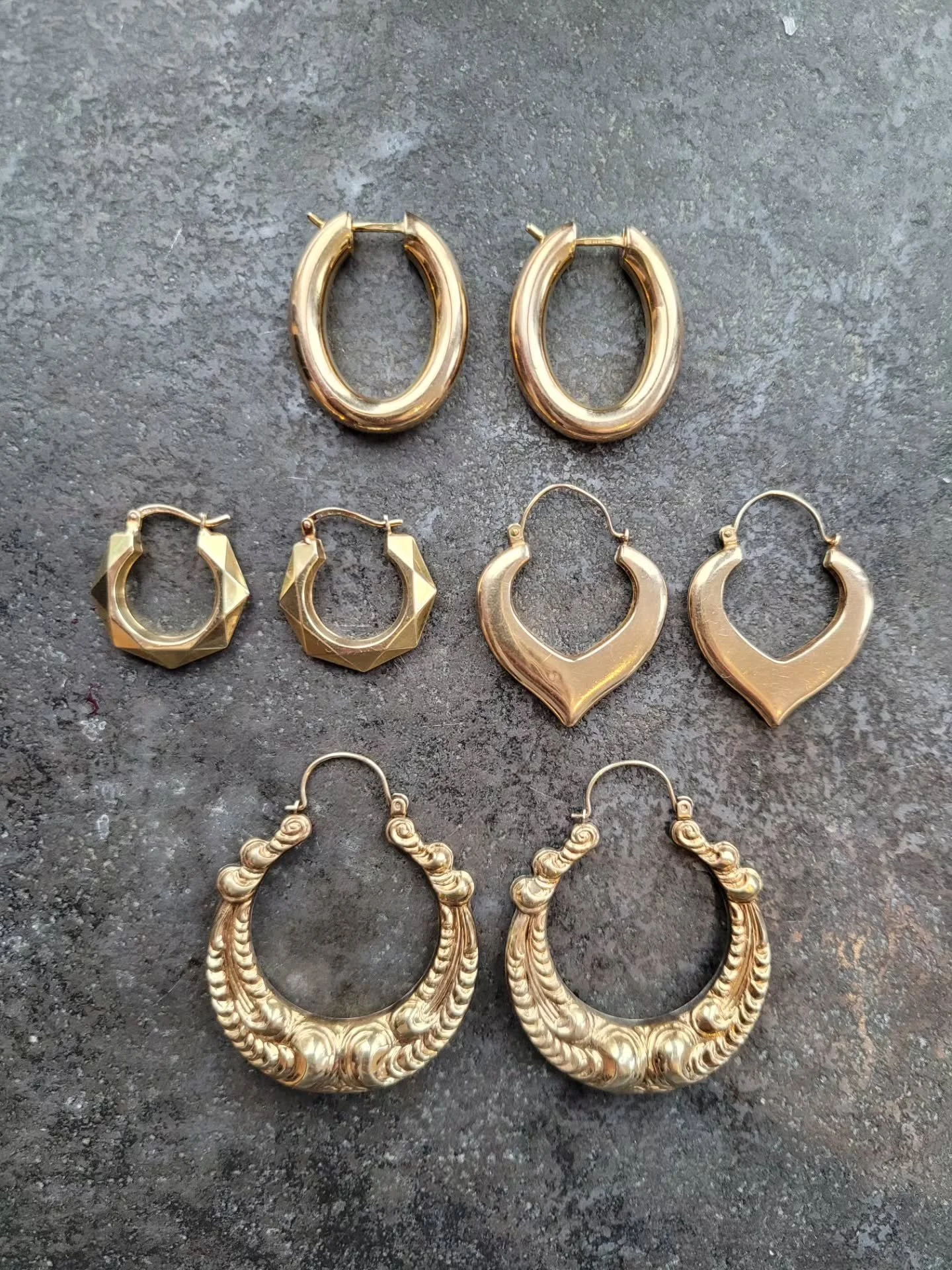 Gloooorious hoops! It's been ages since I had a stash this good. All available, tap to shop. 

#goldhoops #UnoAErre #hoopearrings #vintagehoops #jewelsantiqua