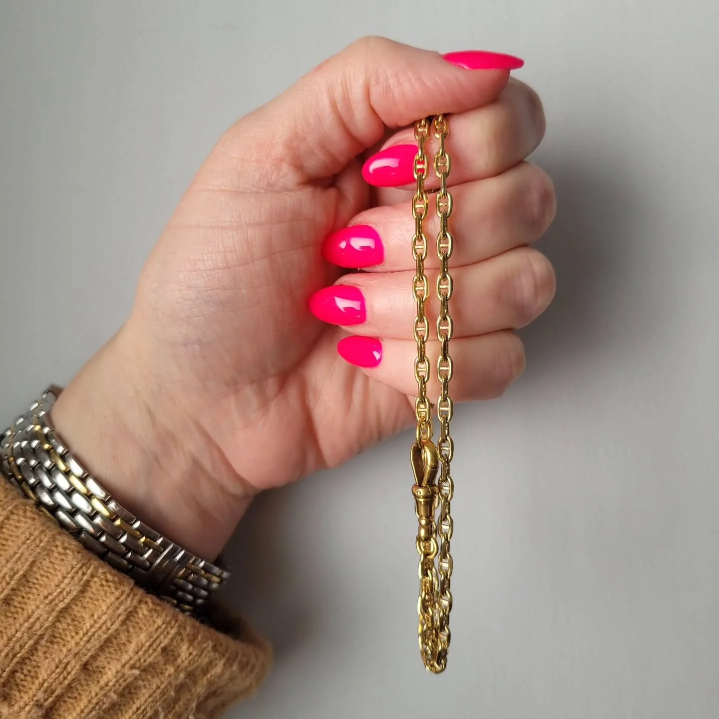 Two FABULOUS antique mariners are looking for new homes. Both 9ct gold, they each have their own cool quirks, like a hexagonal barrel clasp on one. And a chunky dogger on the other. Dreamy, and available now.

***use code SHIPPINGISGRATIS for free Ro