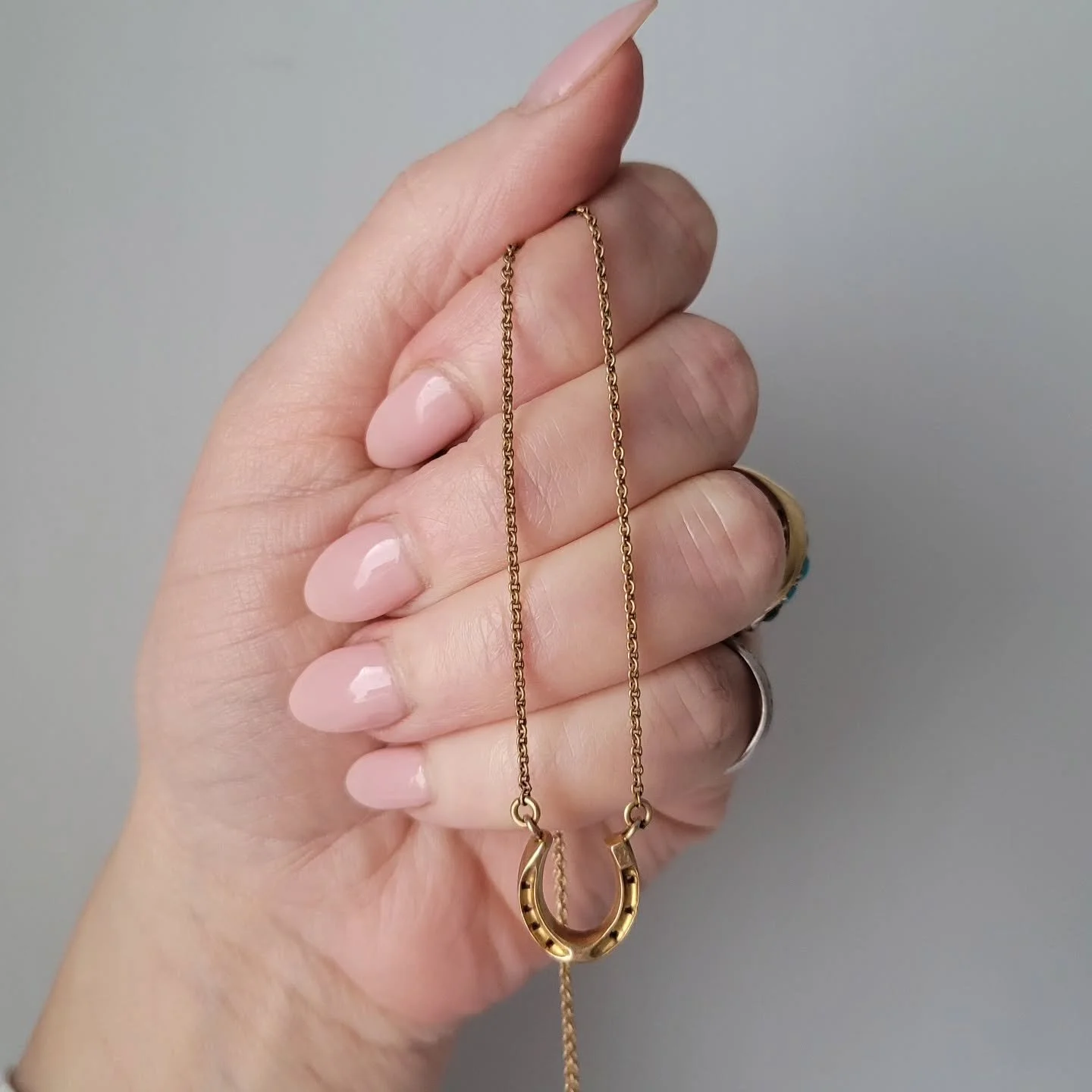 A particularly nicely modelled Victorian horseshoe pendant. The horseshoe is 18ct and the rest is 9ct, see stories for the gorgeous S clasp. The pendant is beautifully substantial and sits perfectly, a cut above the average good luck pendant 🧲

#hor