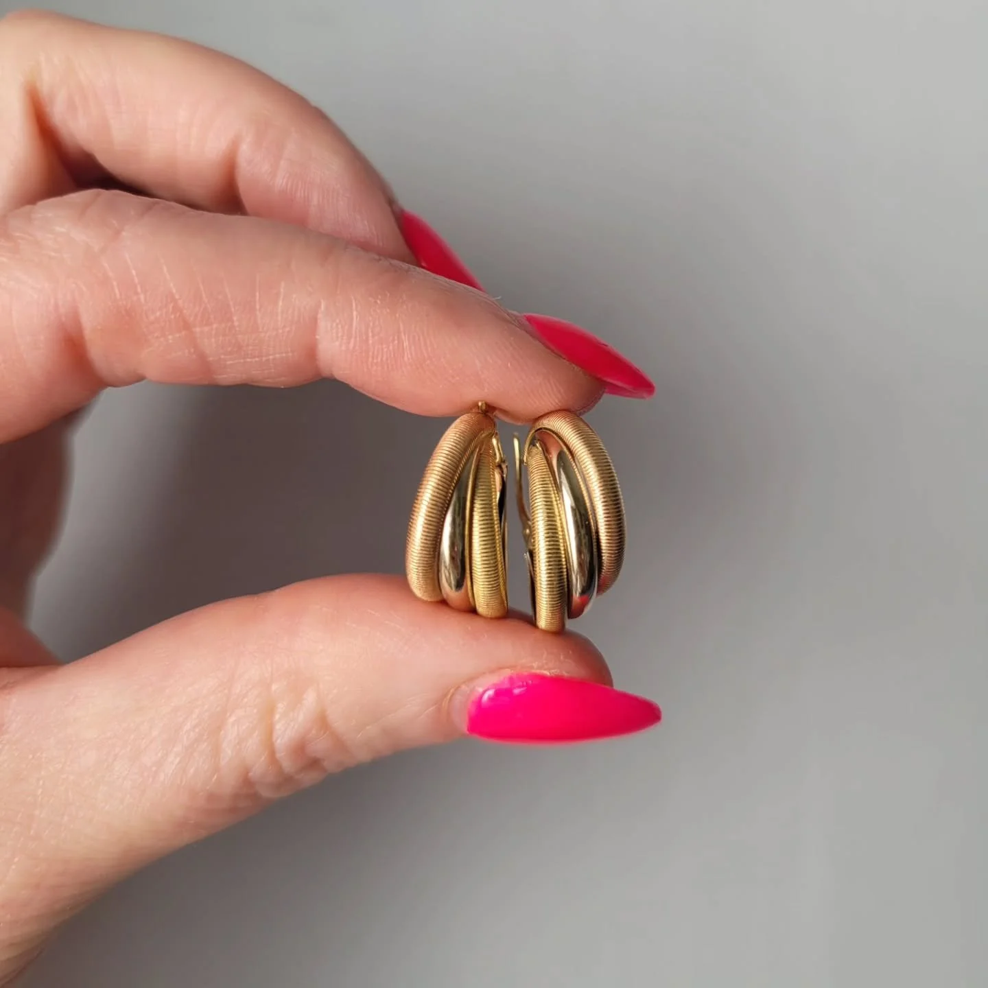 Super cool, super chic, these tri-colour 18ct hoops are the bizz.

Tap to shop. 

#italiangold #vintagehoops #goldhoops #jewelsantiqua