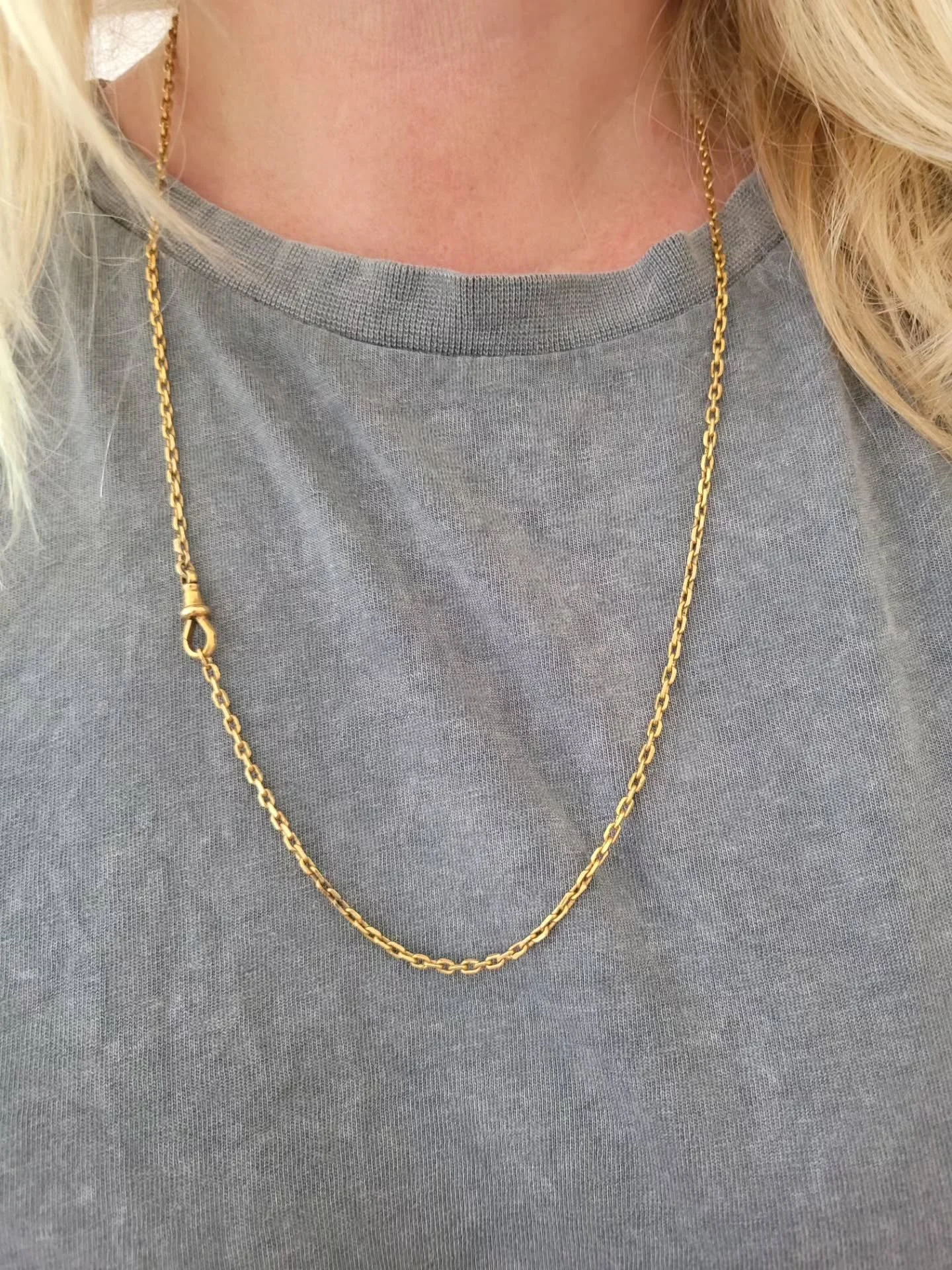 A super spesh one for you here. The most buttery 15ct biker links, a pwrf3crly proportioned dog clip, and she's an old bird. Just what you and I love. Now listed.
