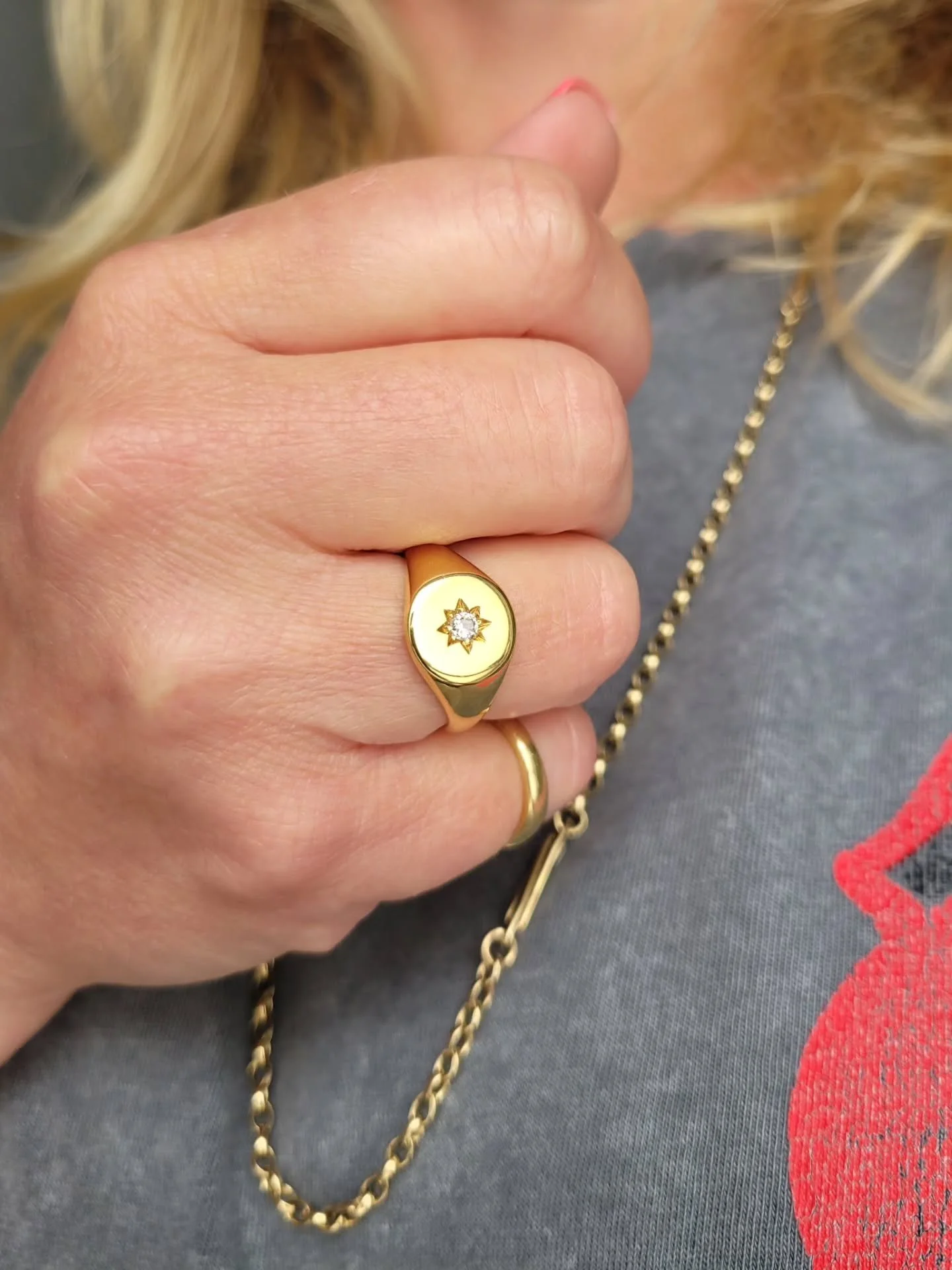 A hefty, classic, 18ct gold sigger, star set with a beautiful old cut diamond. Un-cluttered elegance, ideal for every day wear. Looks so fresh, yet made in 1941, proving that great quality jewels always stand the test of time.