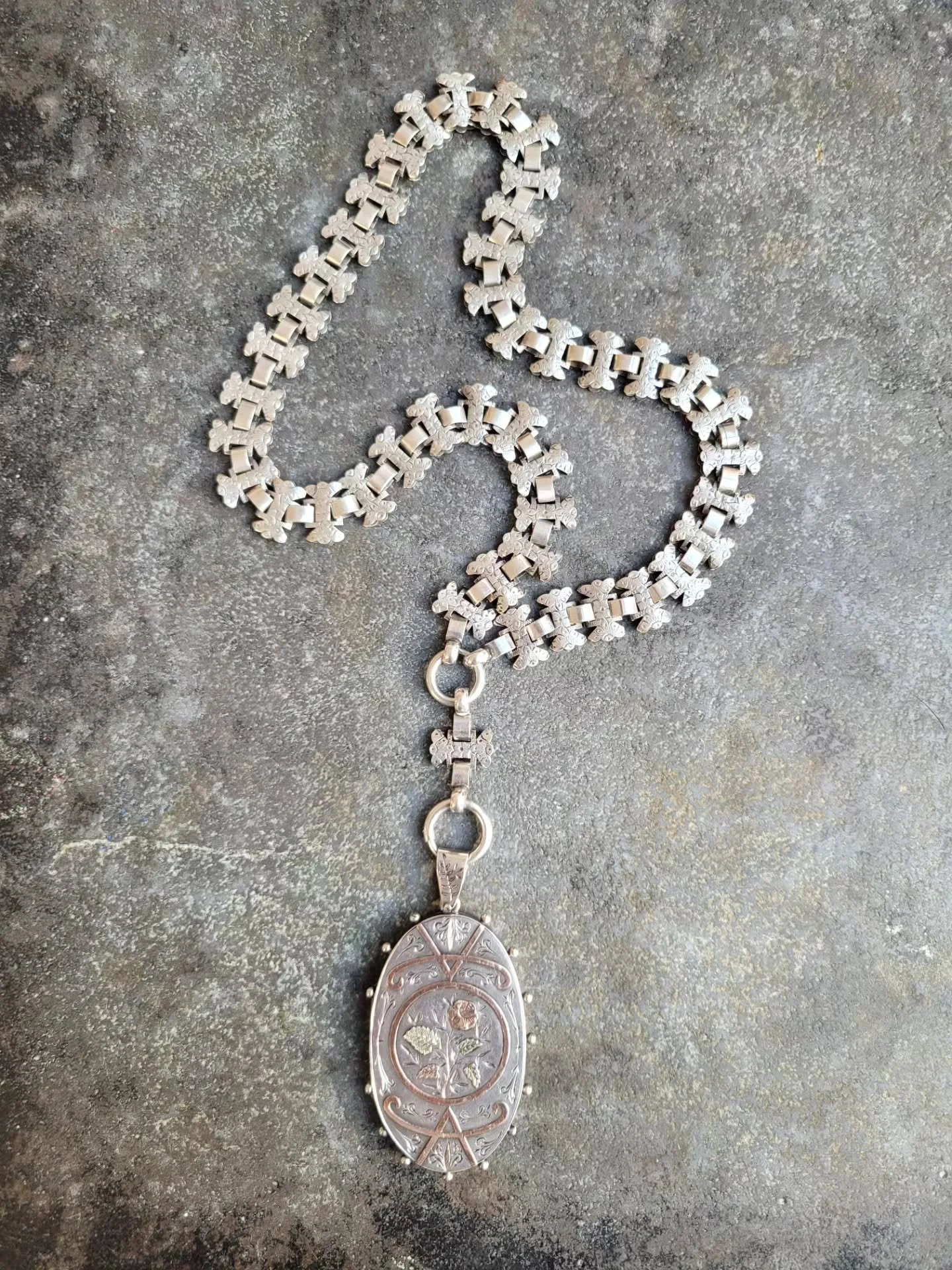 The best silver collar, which just happens to have a crazy beautiful locket, overlaid with rose and green gold, and two floating bolt rings which allow you to wear it multiple ways. Yes please 💕