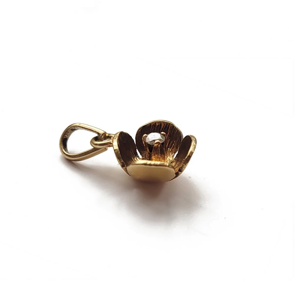 Adorable 15ct Gold and Diamond Buttercup Pendant