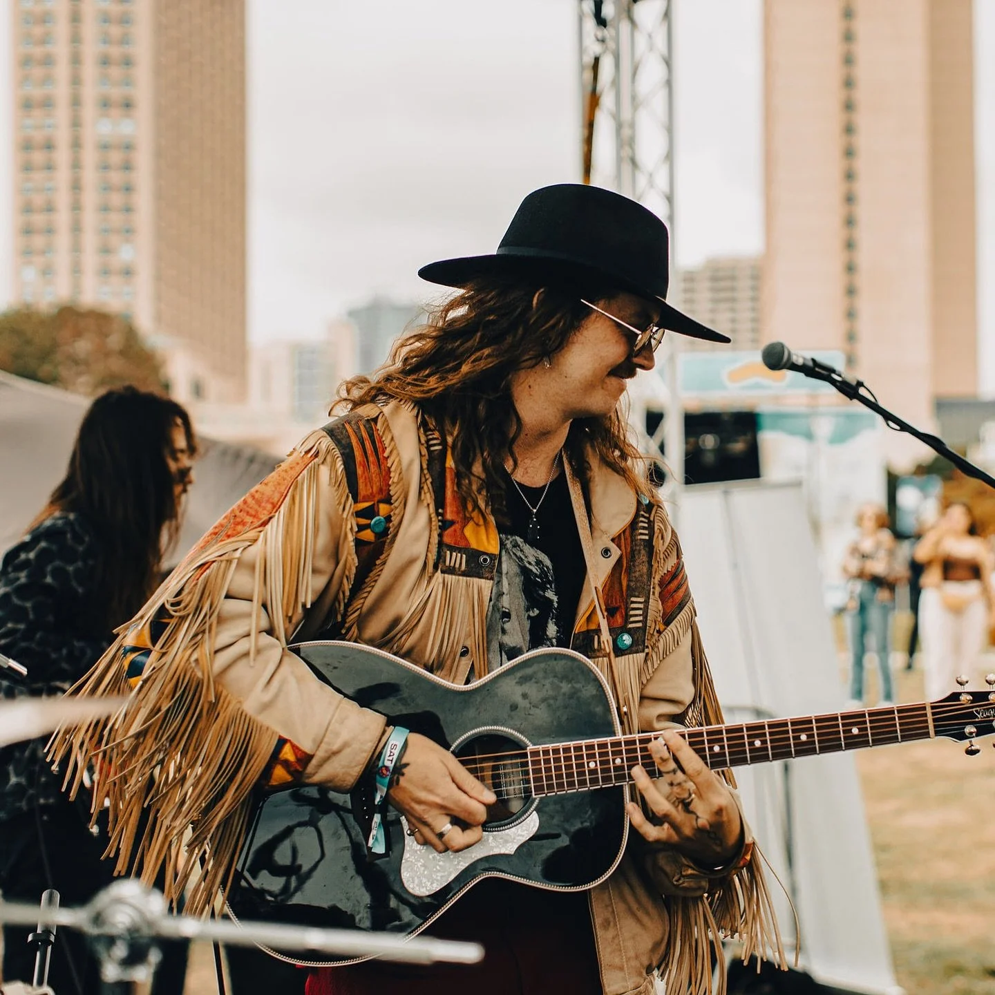 Happy Monday folks! Excited to get back in action this weekend. This Friday October 3rd we fly out to Edmonton for a show at @bluesonwhyte1912, before heading back to San Marcos on Saturday for the @sixstringsociety Dragonfly Music Festival 🎉 Busy w