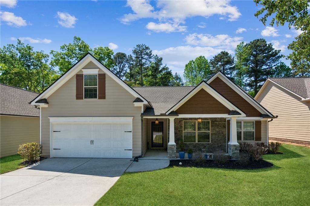 𝗝𝗨𝗦𝗧 𝗟𝗜𝗦𝗧𝗘𝗗! ✨🏡
📍 Lawrenceville, GA
👉 Move in ready sought-after ranch and a half! Many updates including new roof, new gourmet kitchen including quartz countertops, new LVP flooring throughout the house, updated lighting, updated downst