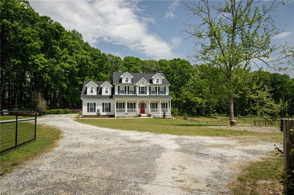 𝗝𝗨𝗦𝗧 𝗟𝗜𝗦𝗧𝗘𝗗! 🏡‼
👋 Welcome home to this stunning 4 bedroom, 2 1/2 bath on 3.47 acres and NO HOA and Archer High School! 🏫 Wood flooring on main floor and carpet in upstairs bedrooms. Main suite with his and hers closets, his and her sinks