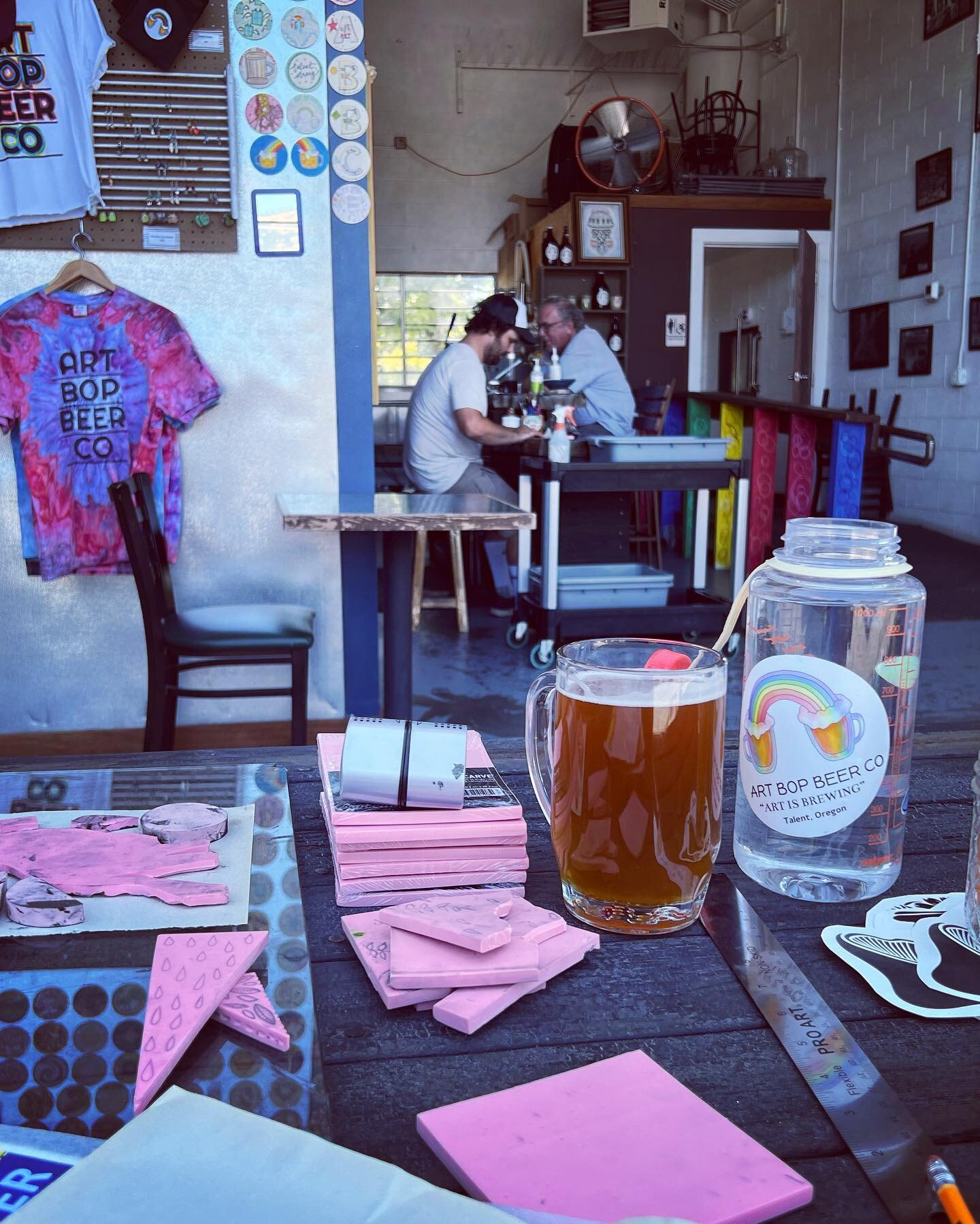 Such a fun evening carving, printing, drinking and being friends @artbopbeerco ! Thank you Art Bop for such a great place and inviting us to come play n be creative! 
.
.
.
#linocut #printmaking #localbeer #makersgonnamake #creativecommunity #westcoa