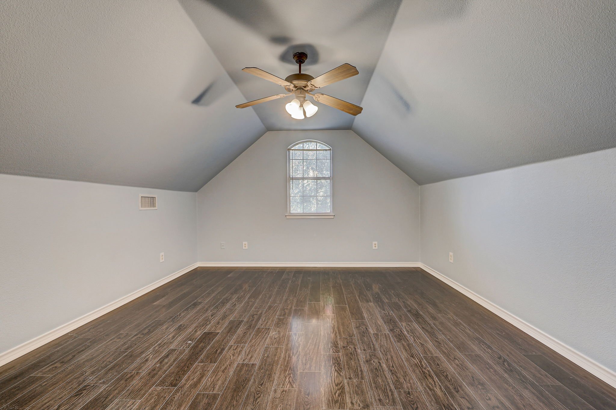 37-web-or-mls-Bellwood Dr -035.jpg