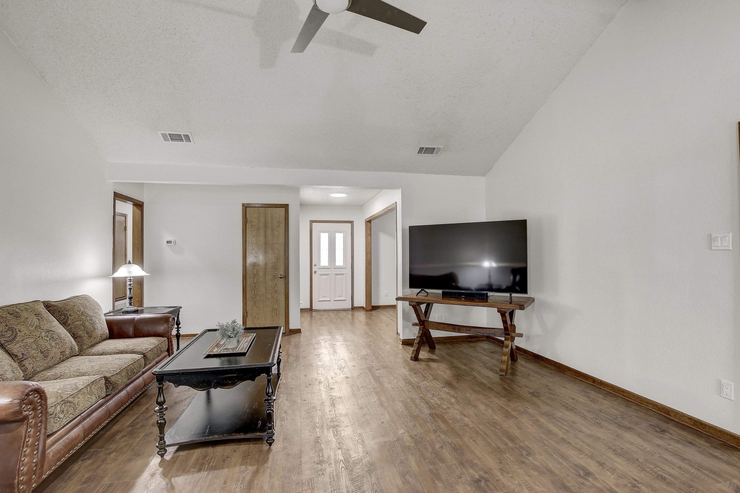 IMG_0011_2_3_4_5Interior03.JPG