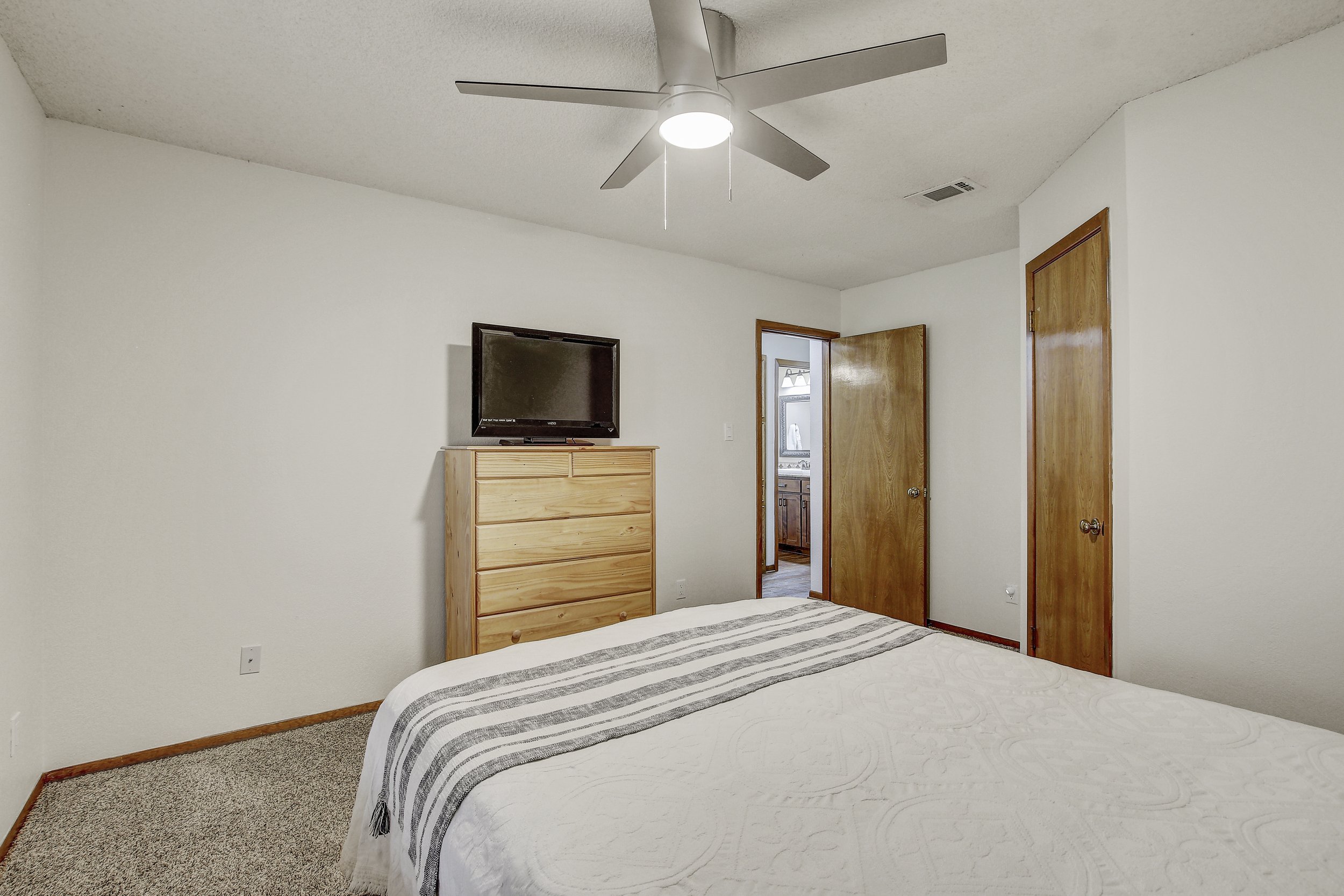 IMG_0086_87_88_89_90Interior03.JPG
