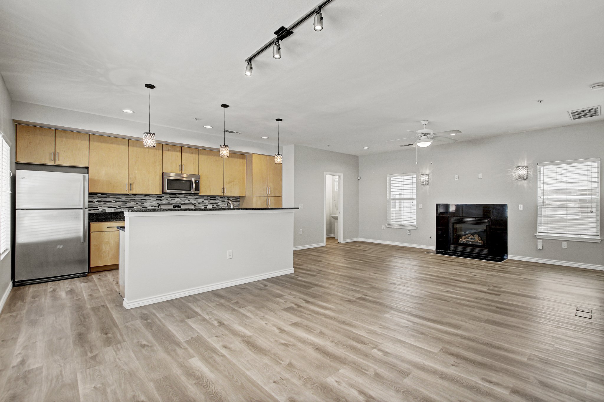 IMG_0011_2_3_4_5Interior03.JPG